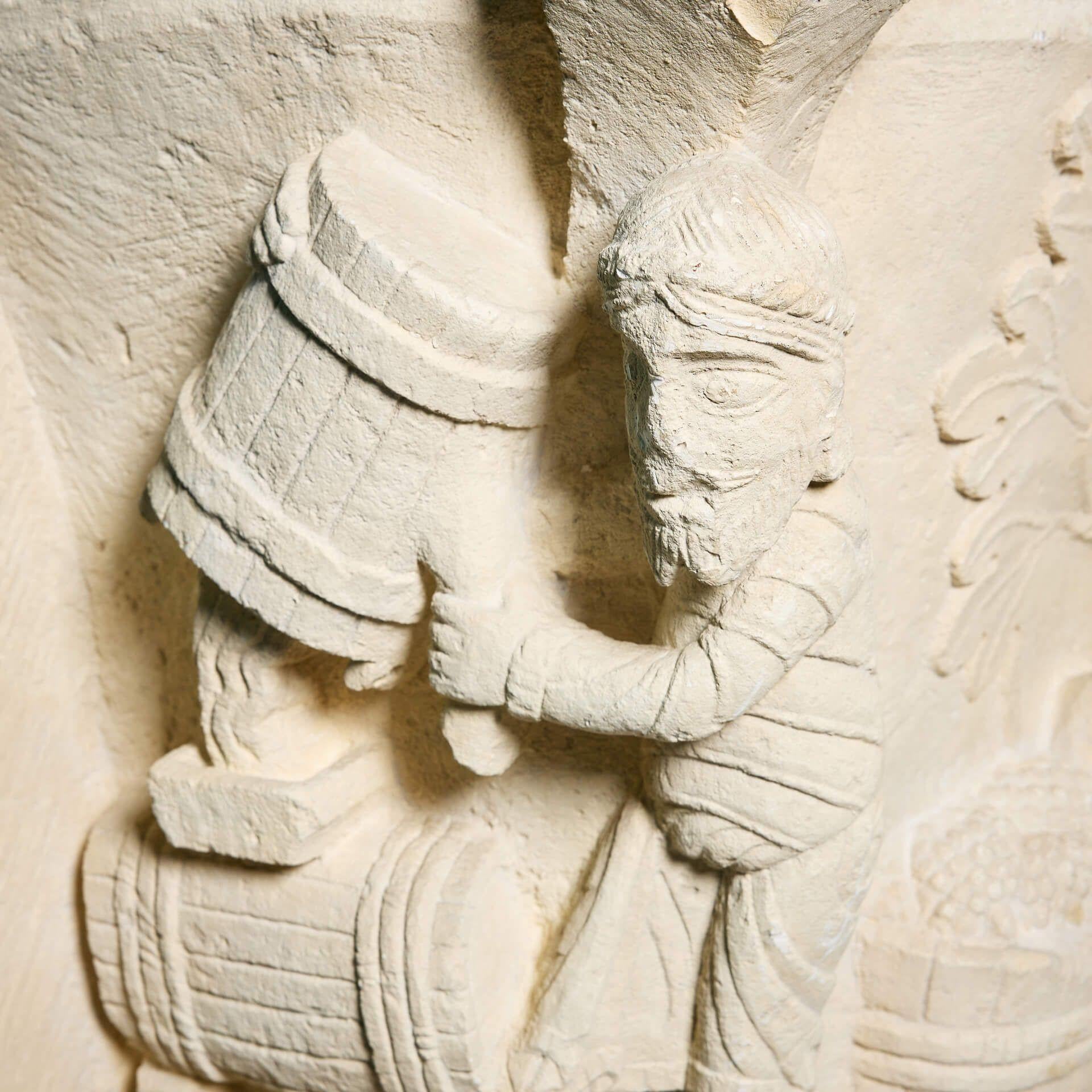 Modello di capitello romanico in gesso del museo francese su basamento In condizioni discrete in vendita a Wormelow, Herefordshire