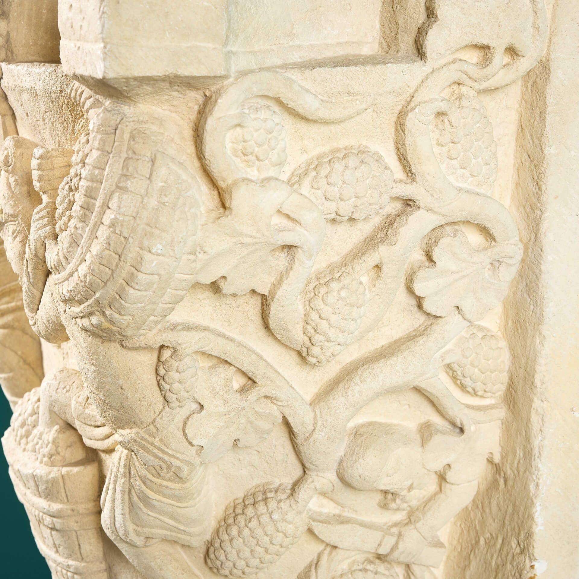 XX secolo Modello di capitello romanico in gesso del museo francese su basamento in vendita