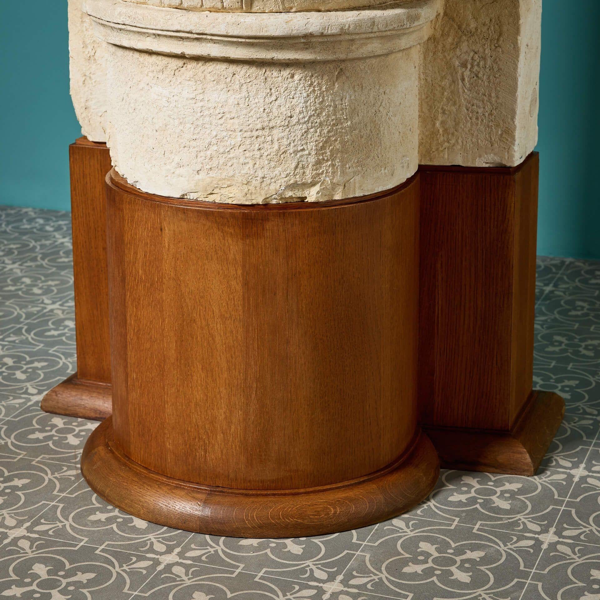 Intonaco Modello di capitello romanico in gesso del museo francese su basamento in vendita