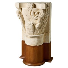 Modelo de capitel románico de escayola sobre zócalo de museo francés