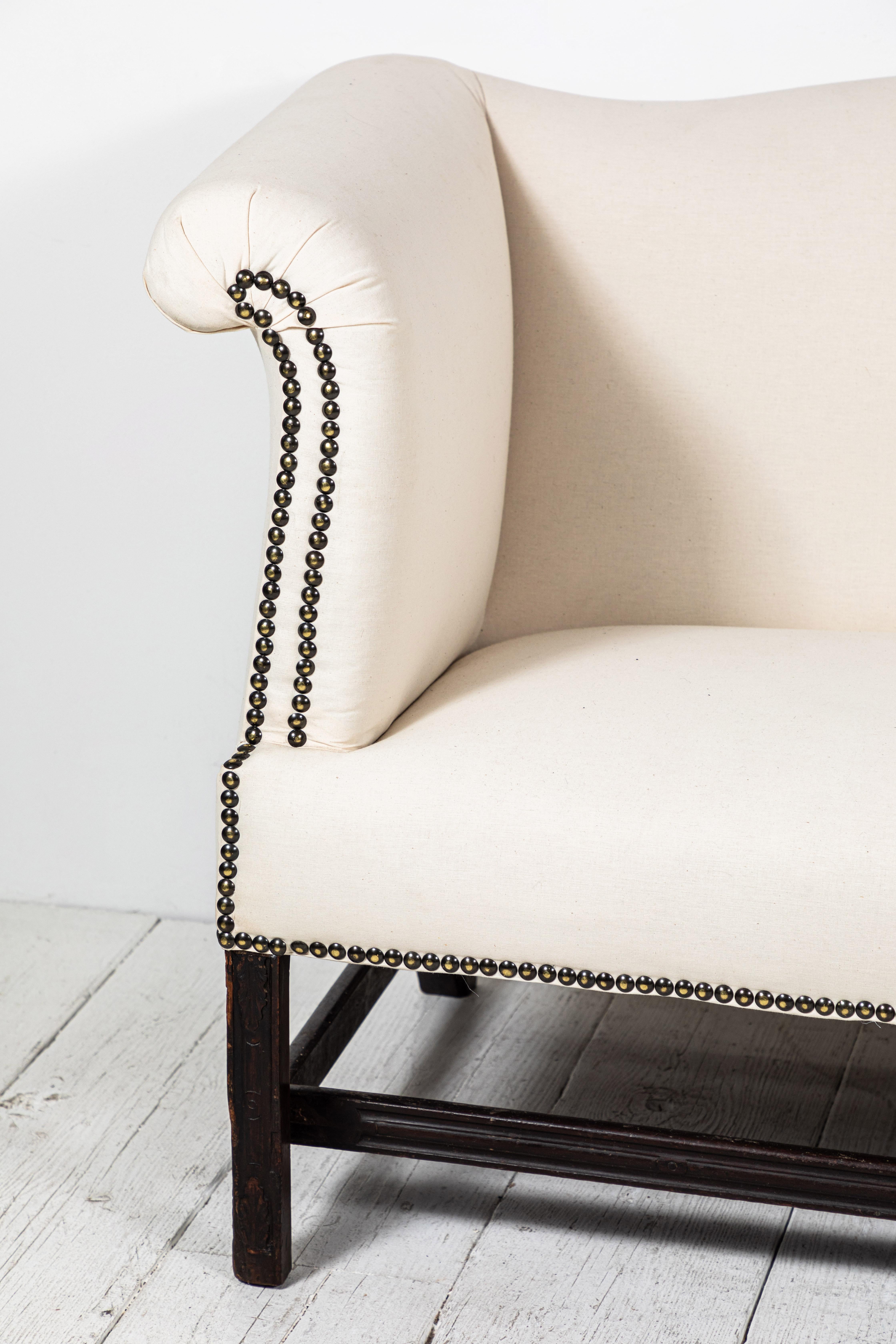 Französisches Kamelrückensofa aus Musselin mit Nagelköpfen. Das Sofa steht auf einem schönen jakobinisch gebeizten Sockel mit geschnitzten Details.