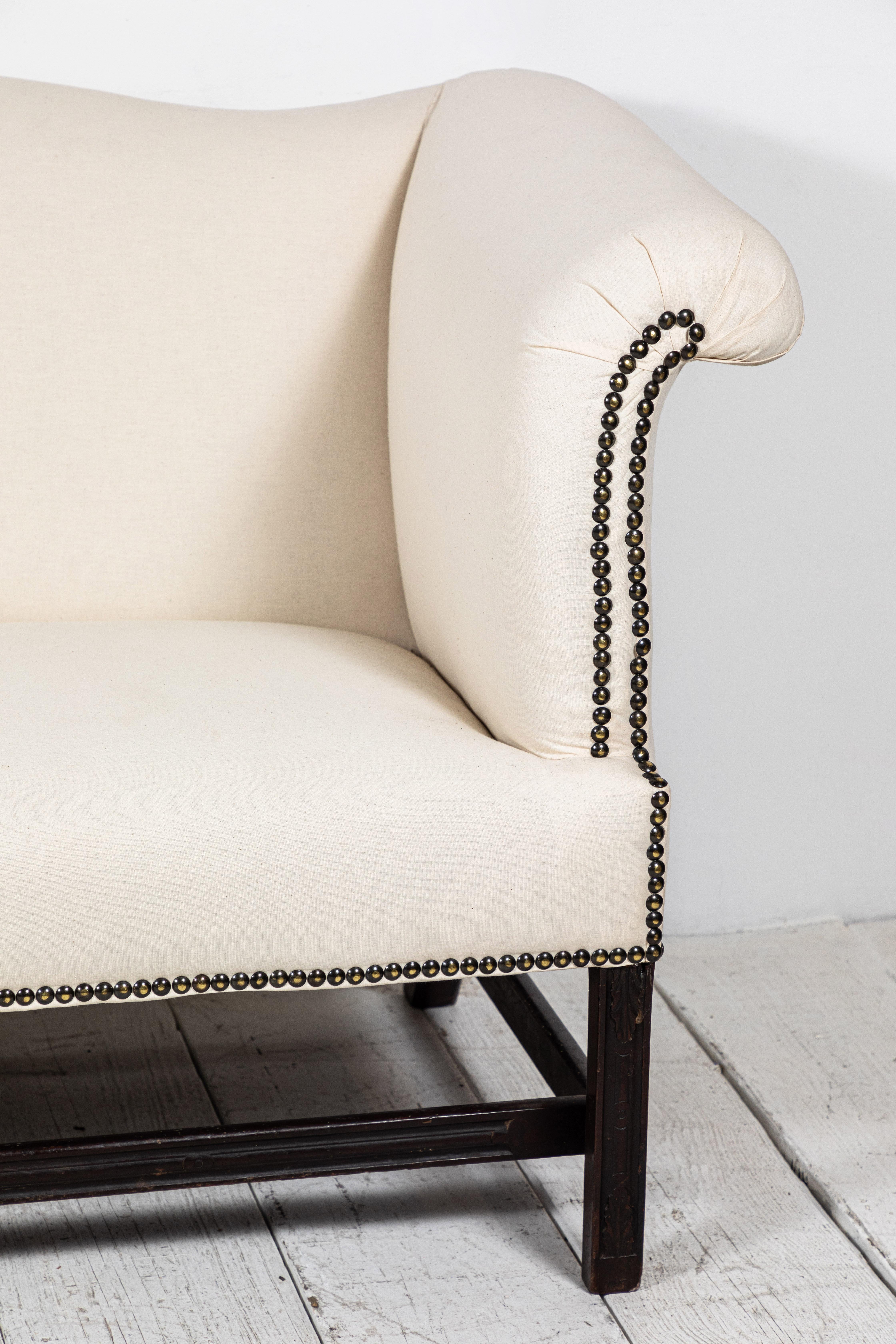 Französisch Muslin Camelback Sofa mit Nagelkopf Details (Mitte des 20. Jahrhunderts)