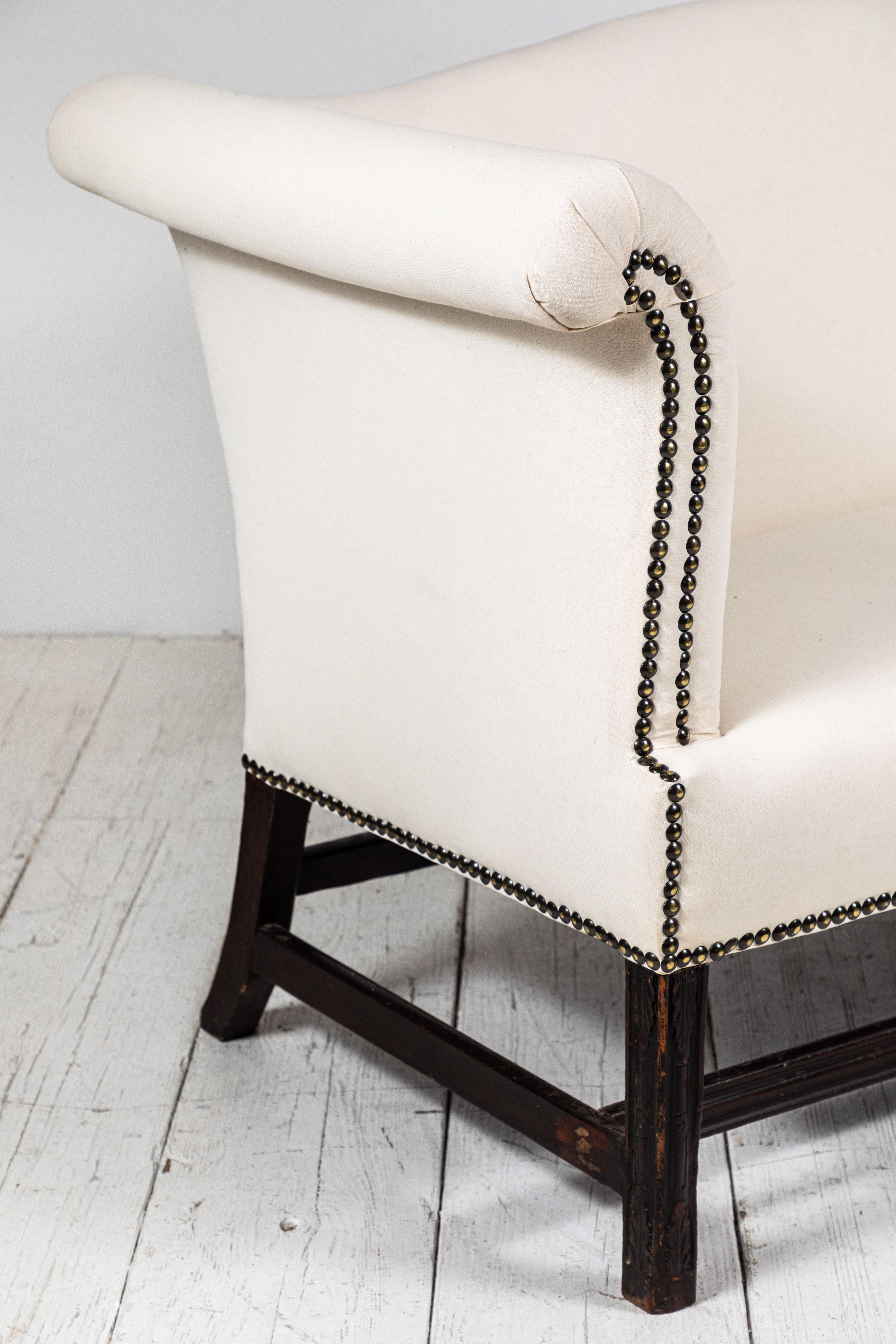Französisch Muslin Camelback Sofa mit Nagelkopf Details 1