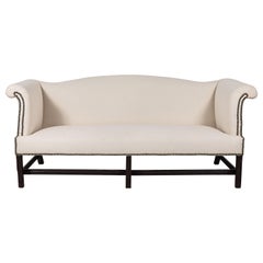 Französisch Muslin Camelback Sofa mit Nagelkopf Details