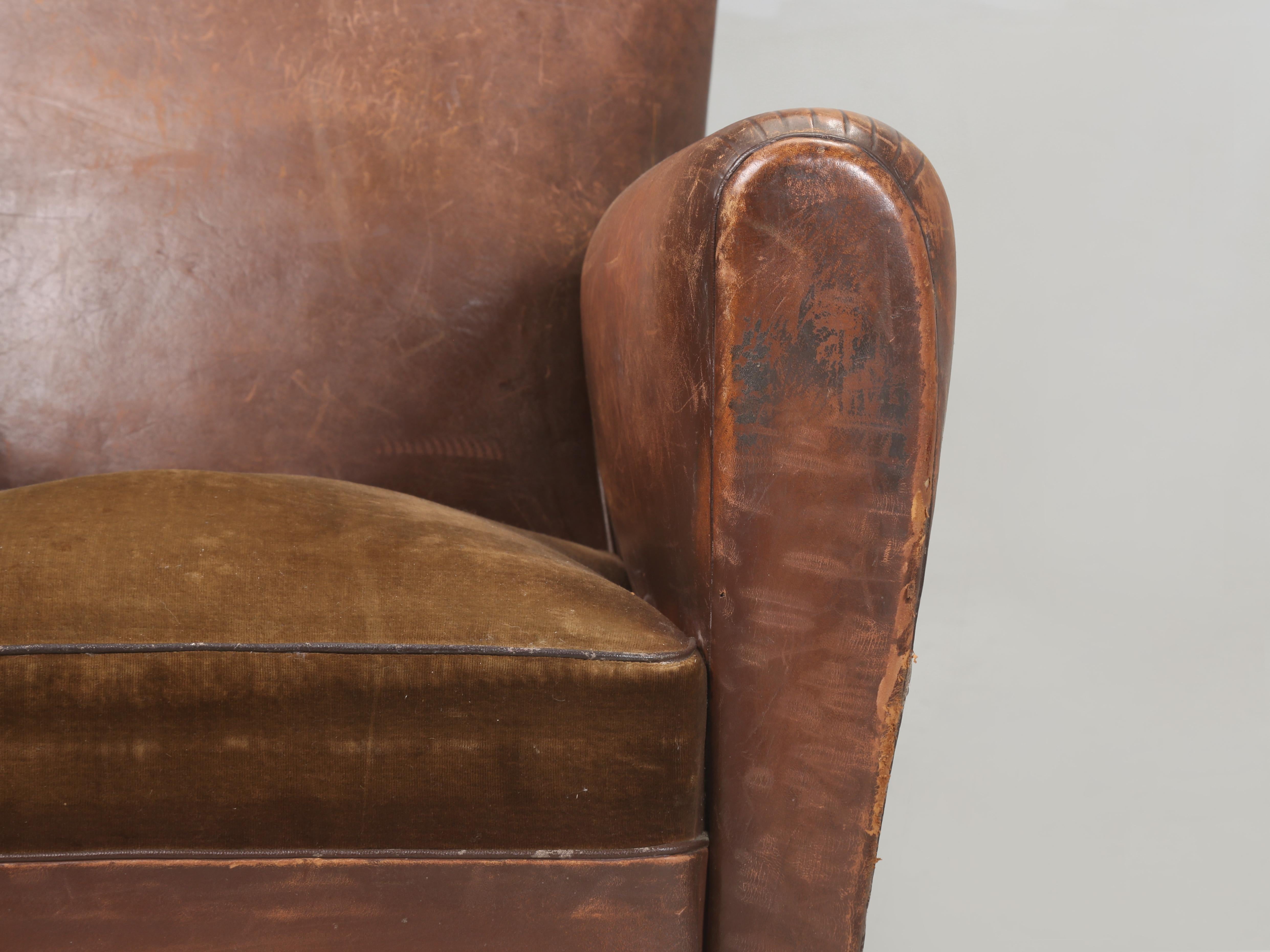 Sedie da club francesi in stile baffi in pelle originale e completamente intatte in vendita 6