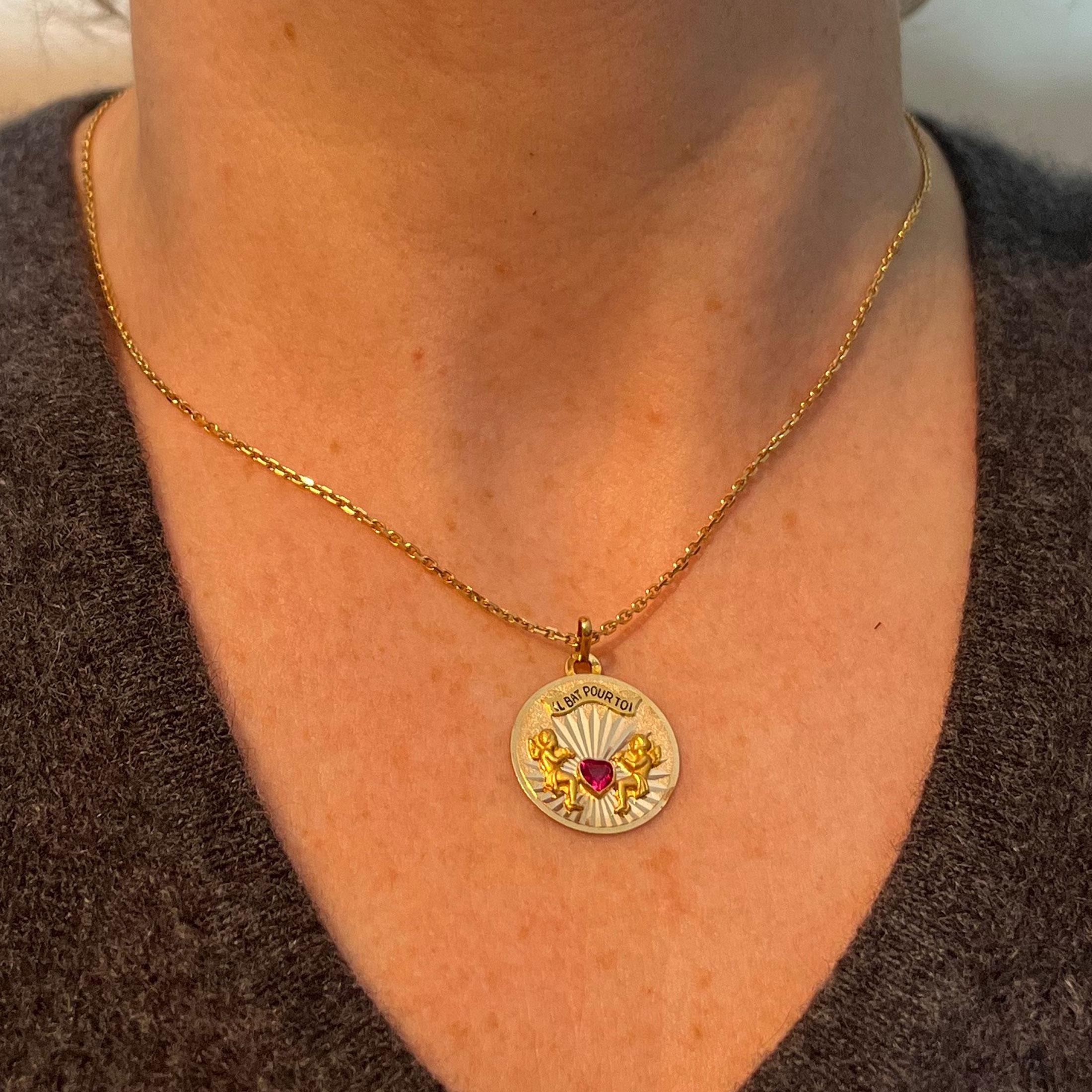 French My Heart Beats For You Il Bat Pour Toi Pendentif Rubis Love en or jaune 18K Bon état - En vente à London, GB