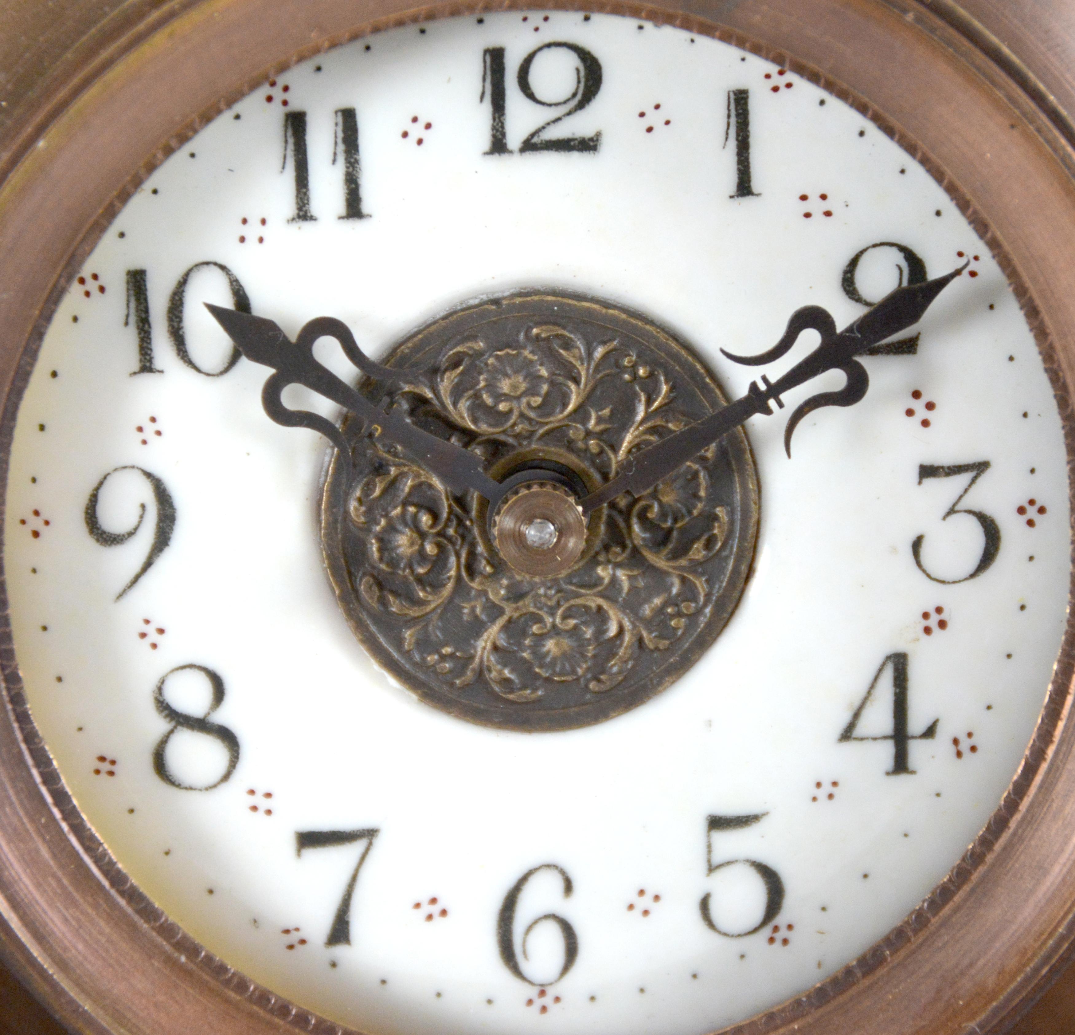 Mystère français Horloge roulante dorée à inclinaison par gravité - Sans ressort ni pile en vente 4