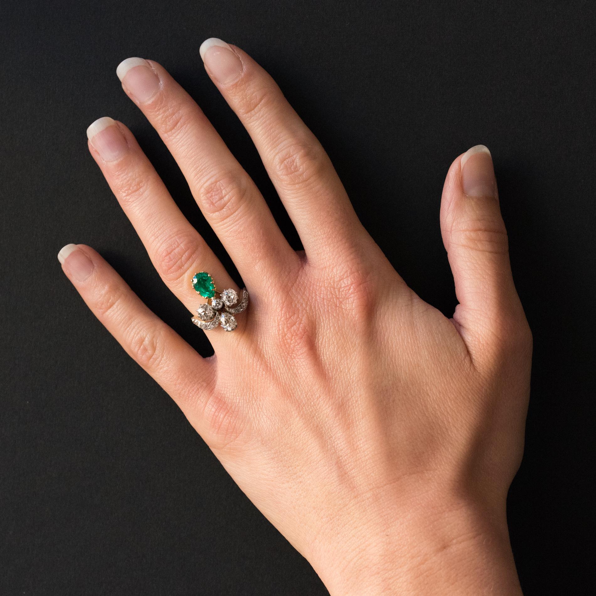Ring in 18 carats yellow gold, eagle's head hallmark.
Called Duchess, this beautiful antique ring is set with a pear-cut emerald, himself set with claws surmounted by antique-cut diamonds cushions, shiny and pear claw-set and closed. The start of