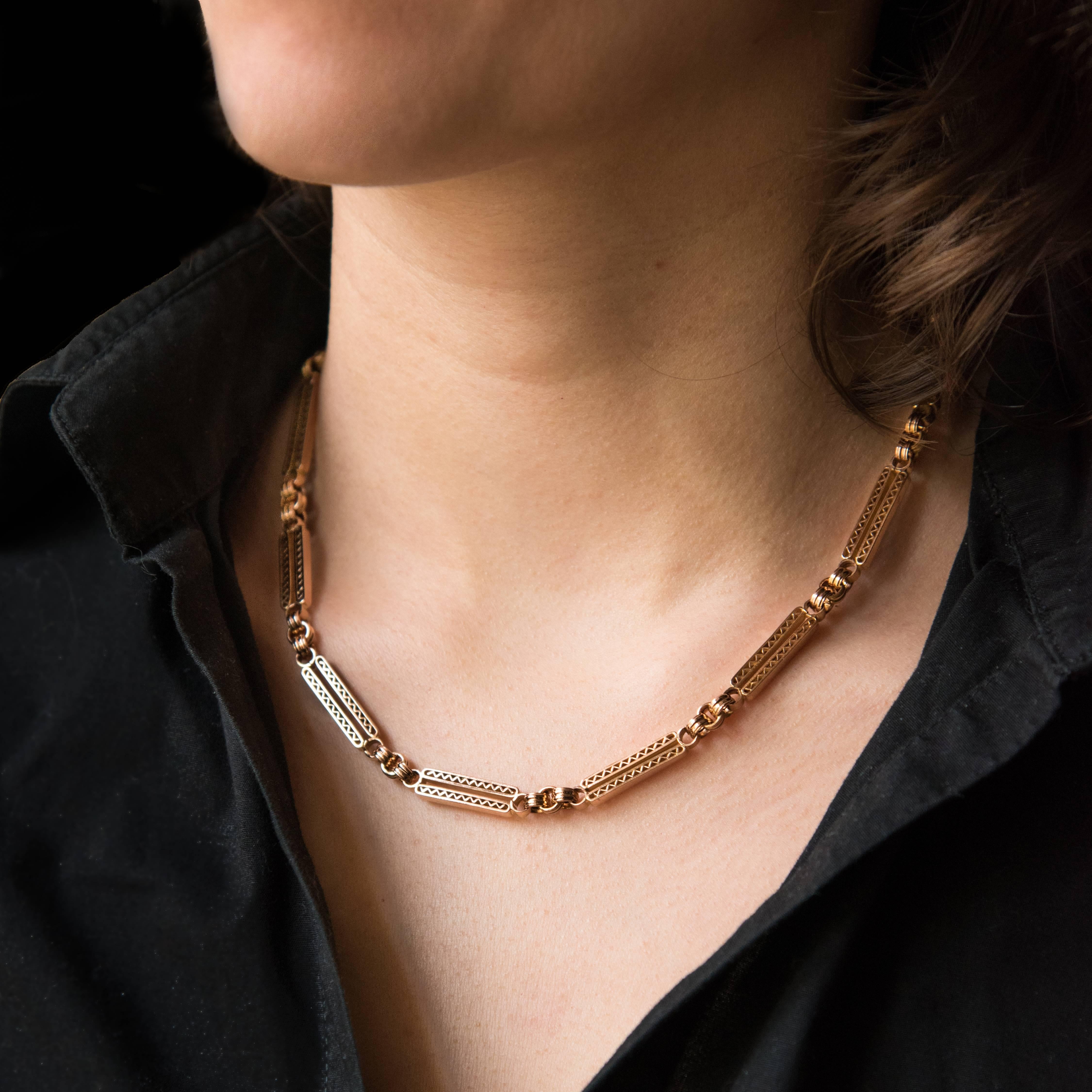 Chain in 18 carats rose gold and green gold, eagle's head hallmark.
Sublime antique rose gold chain, this antique watch chain consists of rectangular openwork links separated from rings of rose gold. This antique rose gold necklace closes with a
