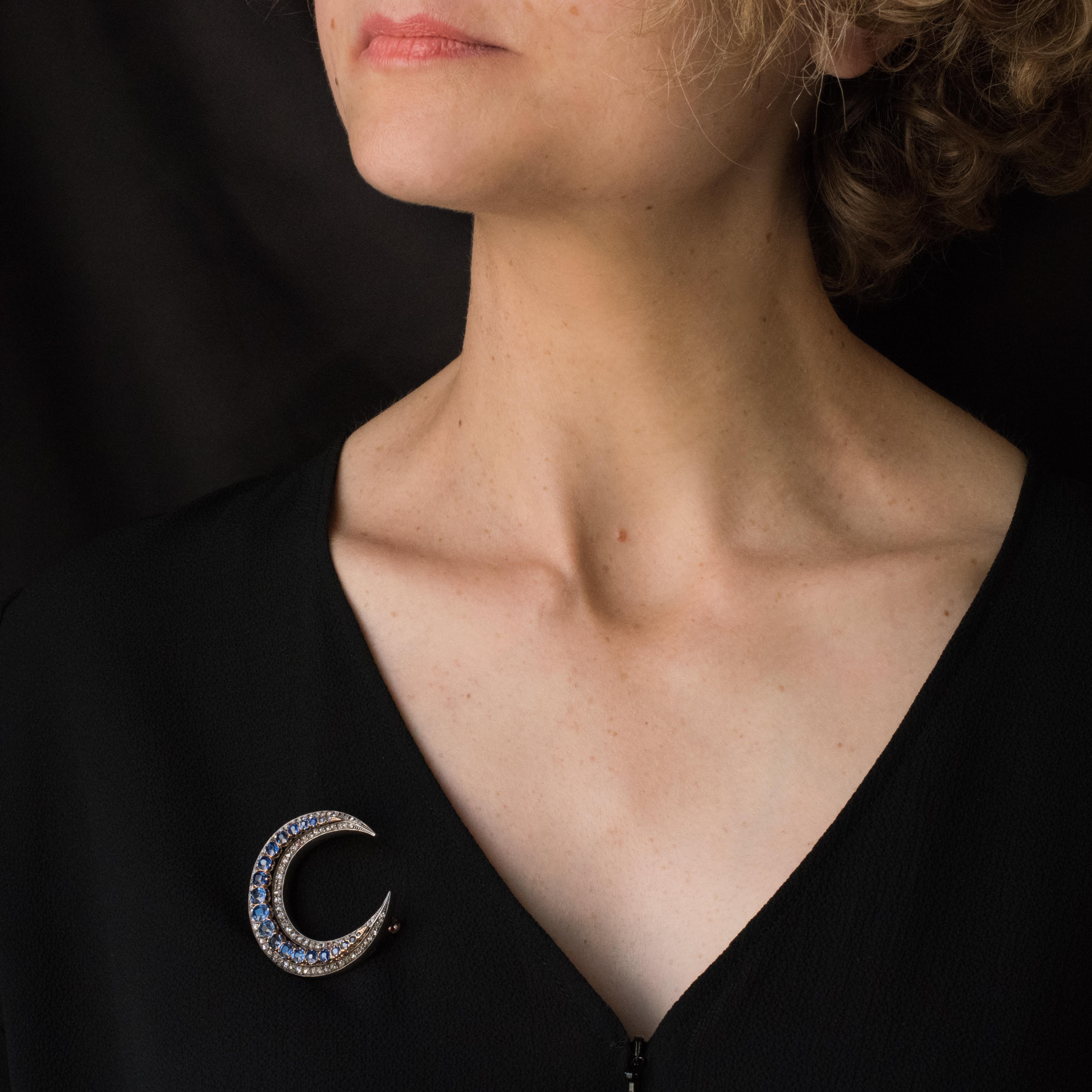 Brooch in 18K rose gold and silver, eagle's head hallmark.
This sublime antique brooch in the form of a crescent moon comes to us from the 19th Century. It is set with 21 natural Royal Blue sapphires bordered with rose cut diamonds. The brooch clasp