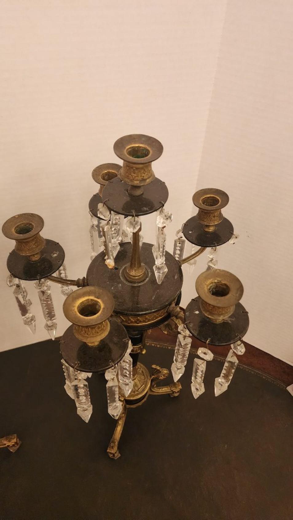 Coppia di candelabri francesi Napoleone in bronzo In condizioni discrete in vendita a Dallas, TX