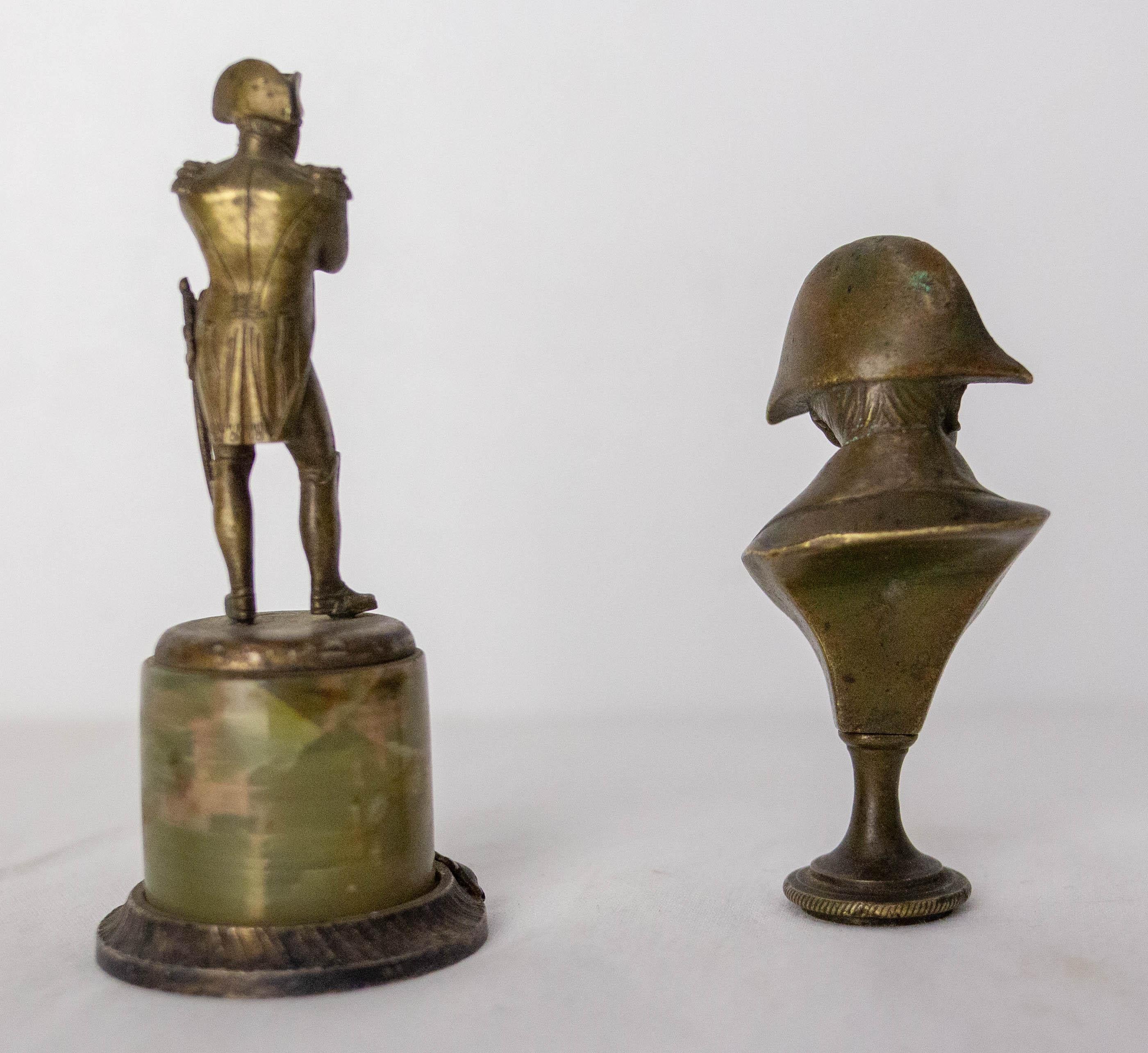 Français Paire de statuettes Napoléon Ier en laiton et marbre vers 1810 en vente
