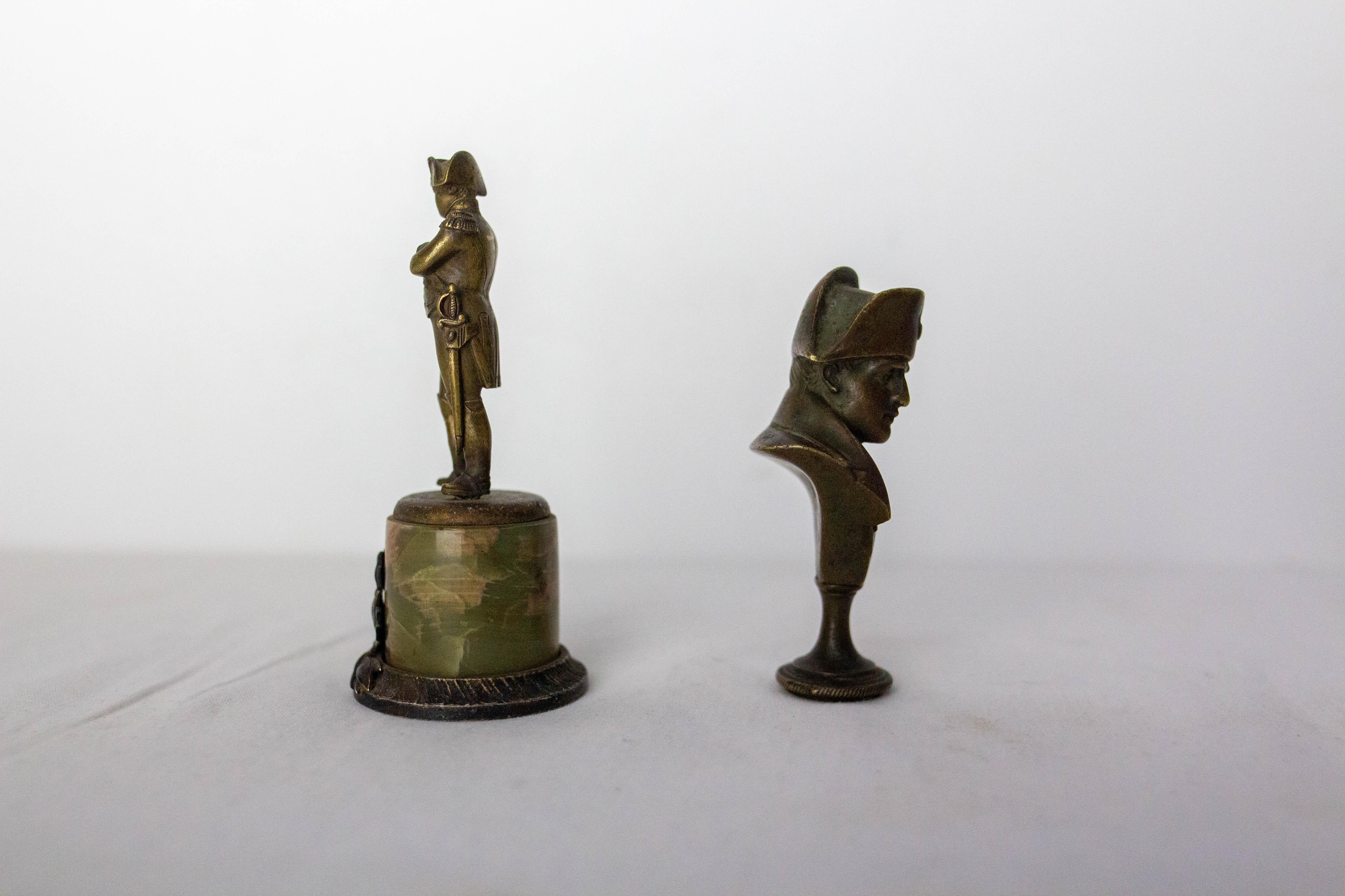 Début du XIXe siècle Paire de statuettes Napoléon Ier en laiton et marbre vers 1810 en vente