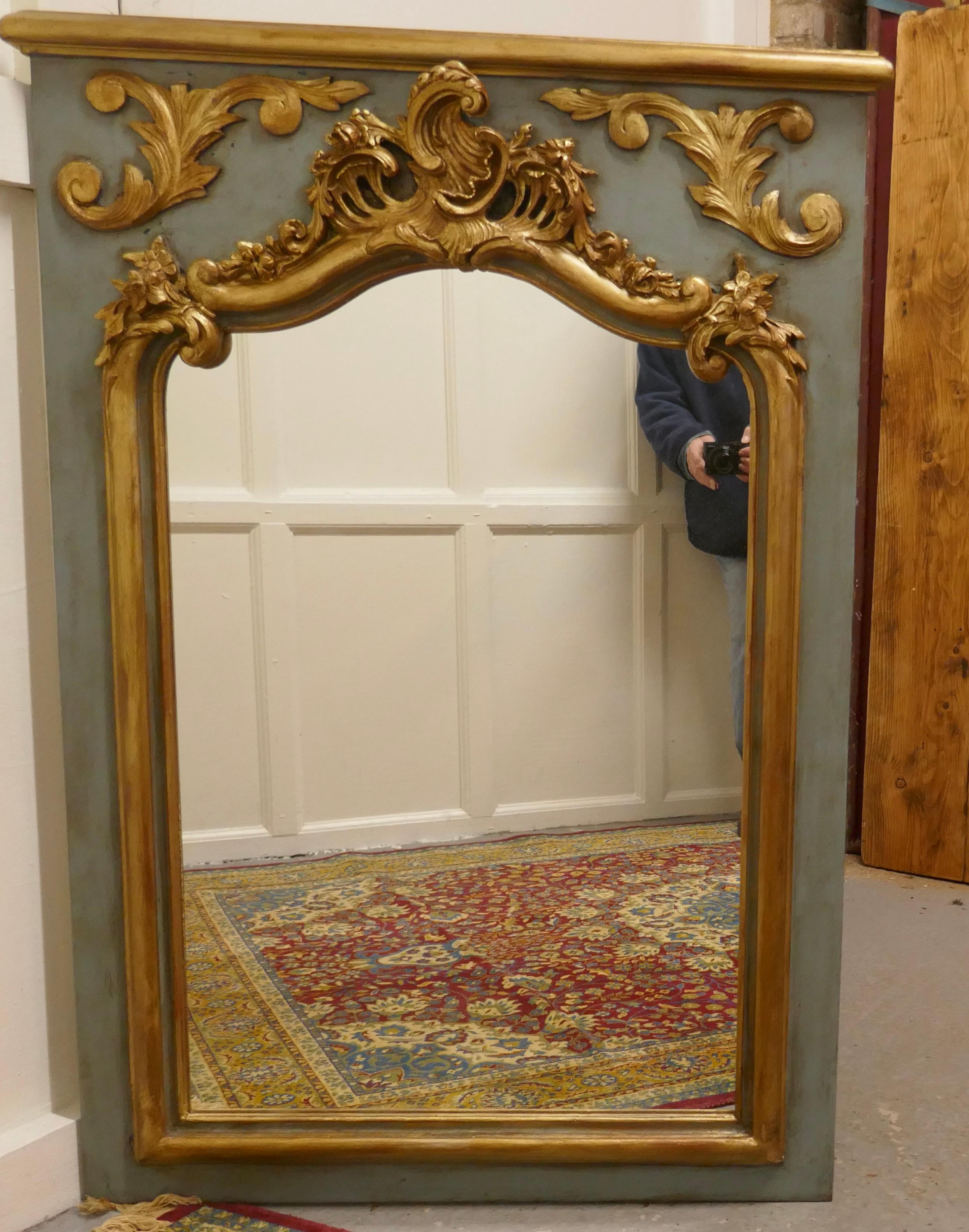 Miroir console Napoléon II français sculpté, doré et peint

Il s'agit d'un très beau miroir, le haut du miroir a une forme d'arc festonné, bordé de sculptures en gesso doré qui sont placées sur un cadre peint. L'or donne un aspect attrayant avec