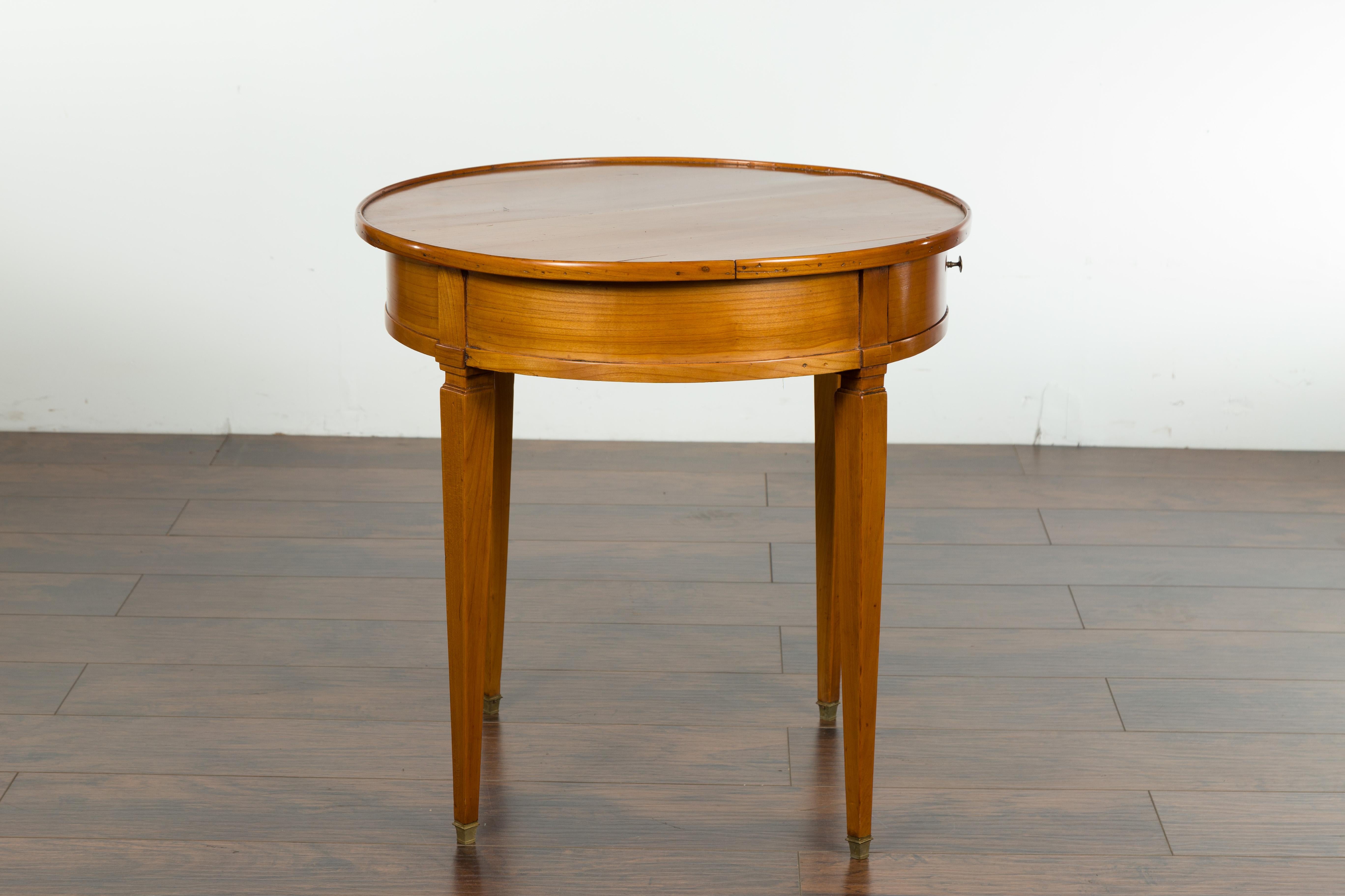 French Napoléon III 1850s Walnut Side Table with Single Drawer and Tapered Legs For Sale 4
