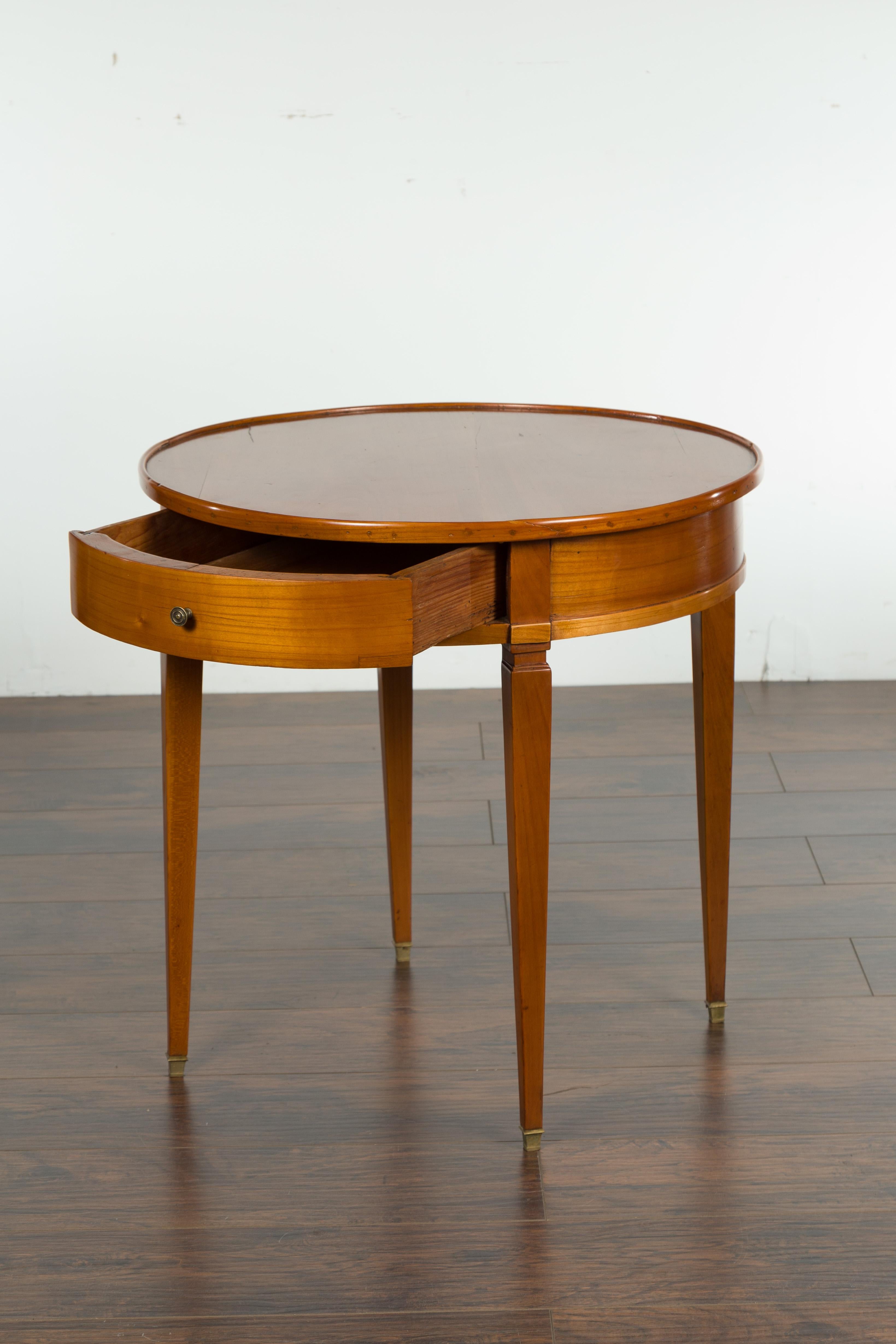 Table d'appoint Napolon III française en noyer des années 1850 avec un seul tiroir et des pieds fuselés en vente 1