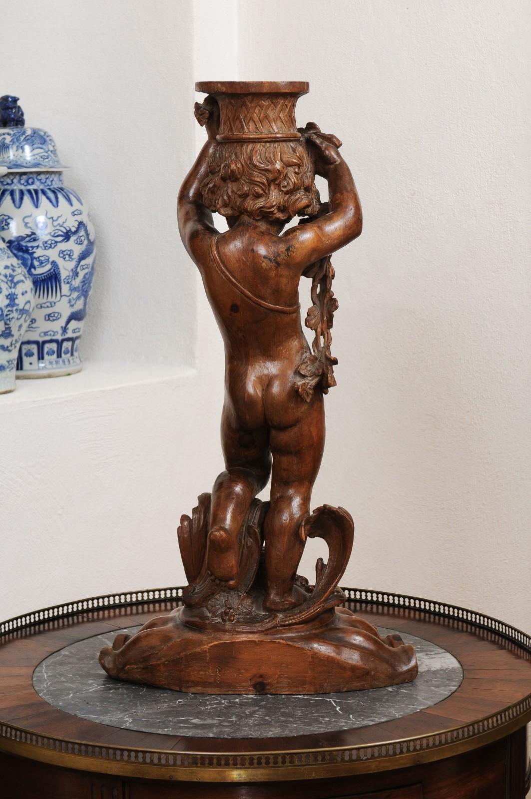 Sculpture en noyer sculpté des années 1860 représentant un putto portant un vase en vente 2