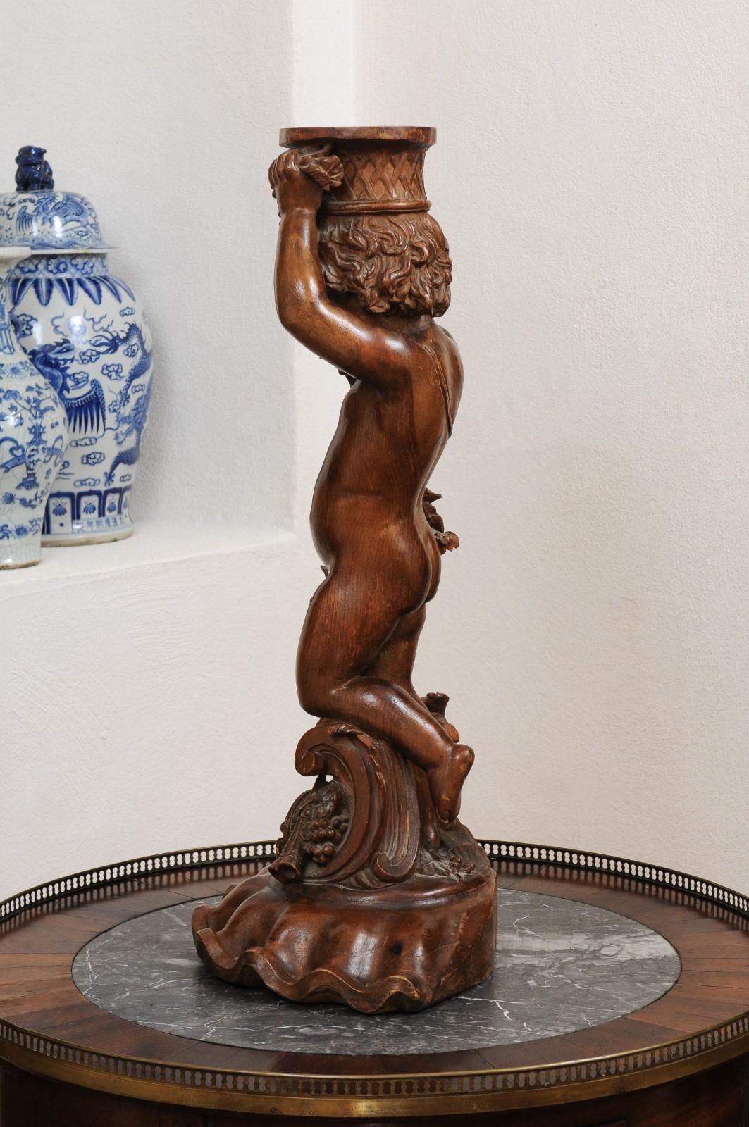 Sculpture en noyer sculpté des années 1860 représentant un putto portant un vase en vente 4