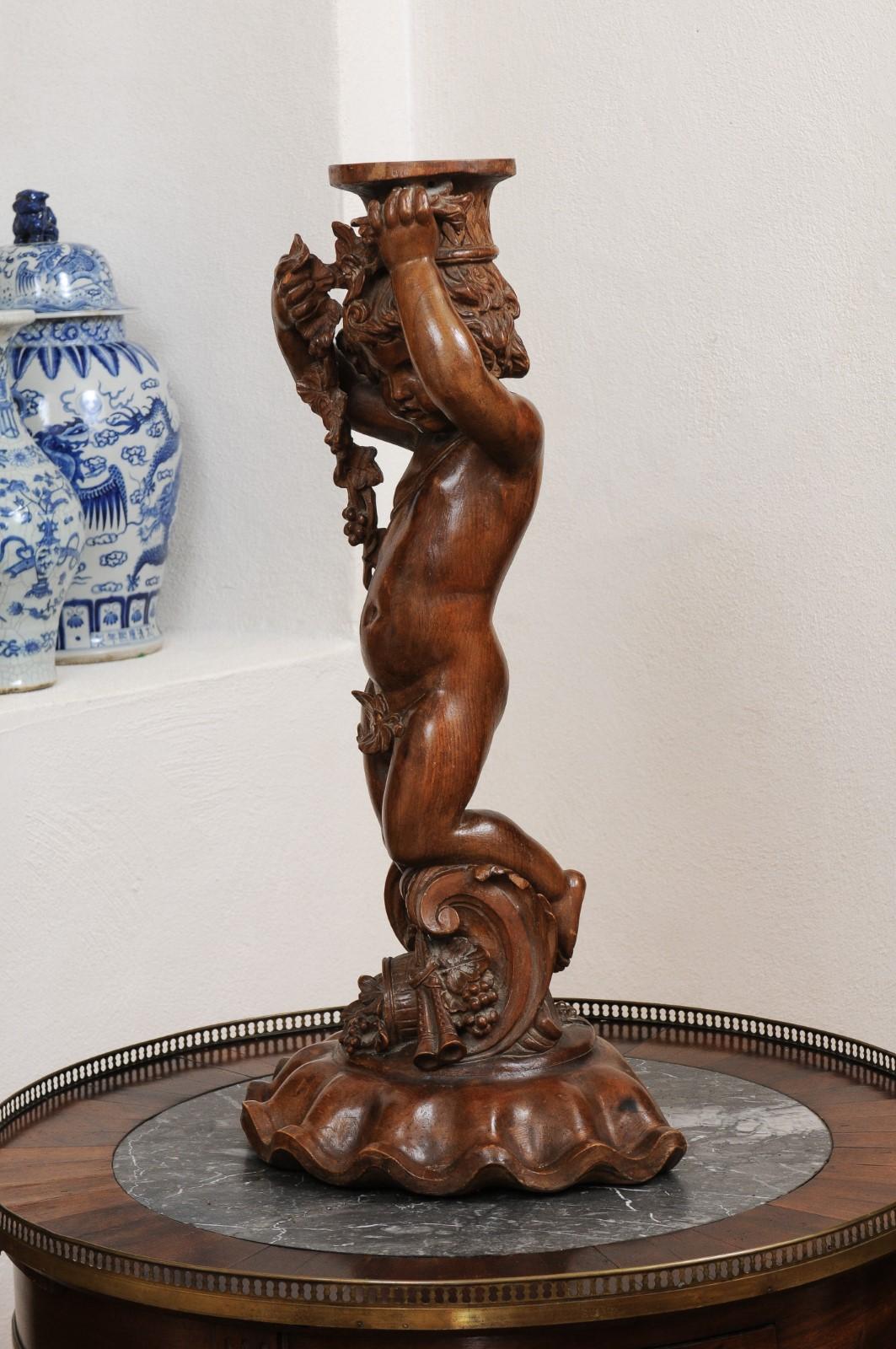 Sculpture en noyer sculpté des années 1860 représentant un putto portant un vase en vente 5