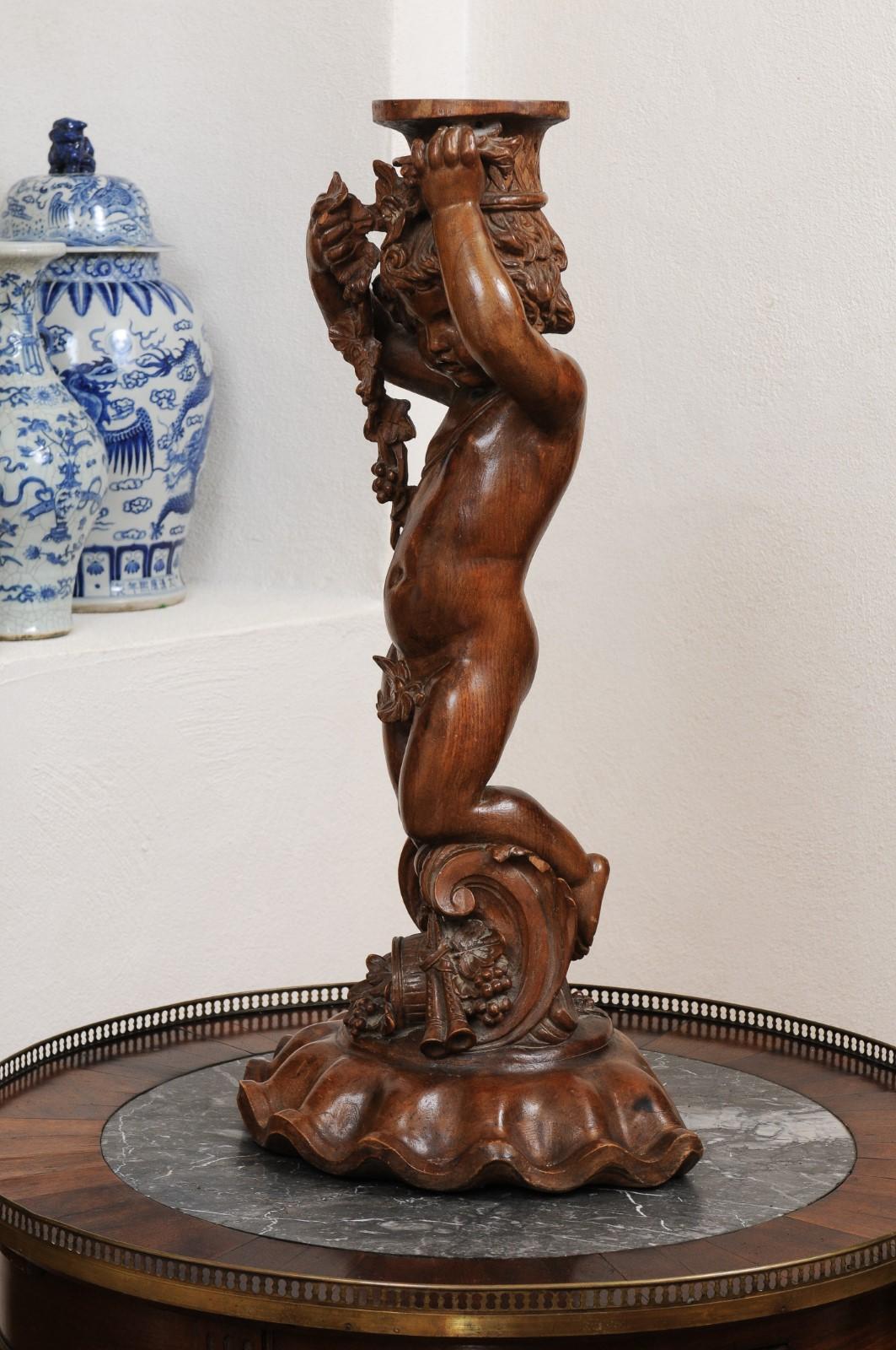 Sculpture en noyer sculpté des années 1860 représentant un putto portant un vase en vente 6