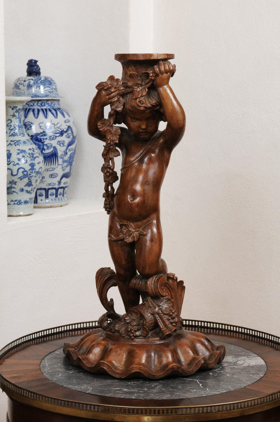 Sculpture en noyer sculpté des années 1860 représentant un putto portant un vase en vente 7
