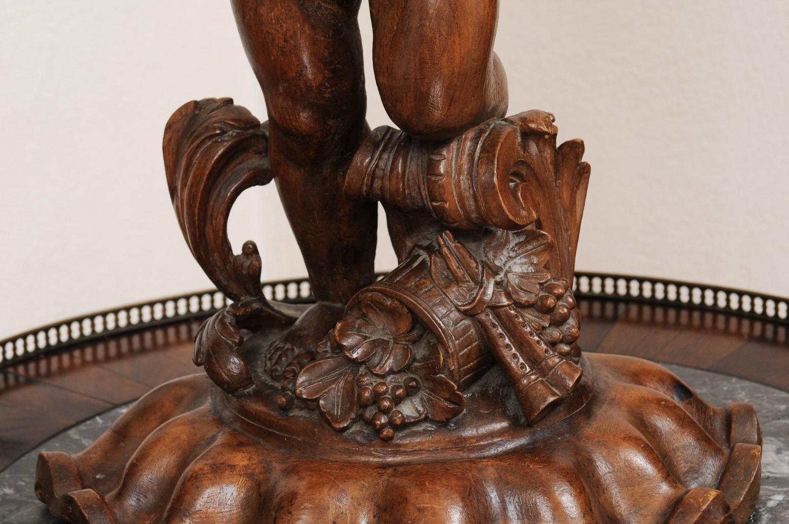 Sculpture en noyer sculpté des années 1860 représentant un putto portant un vase en vente 9