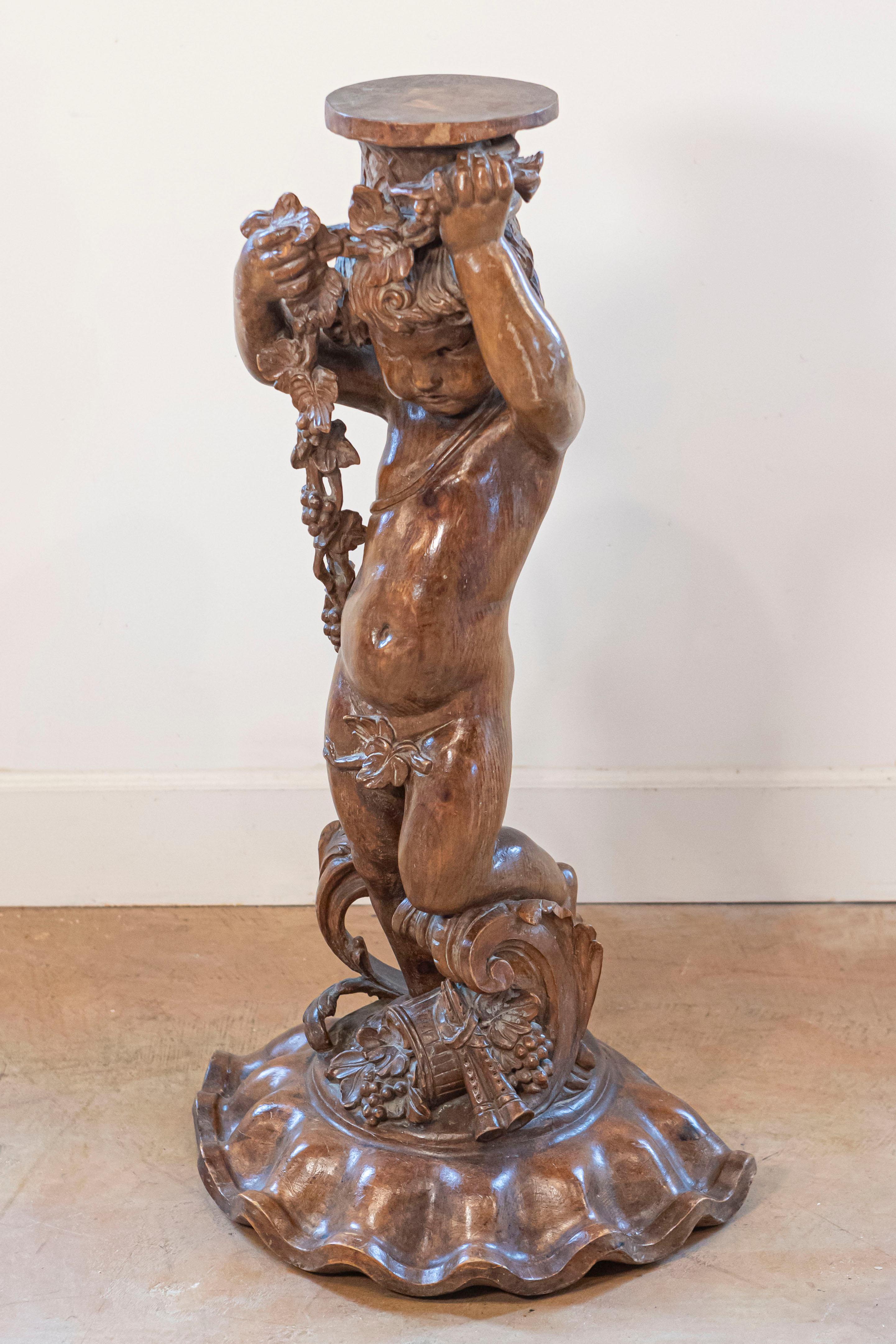 Napoléon III Sculpture en noyer sculpté des années 1860 représentant un putto portant un vase en vente