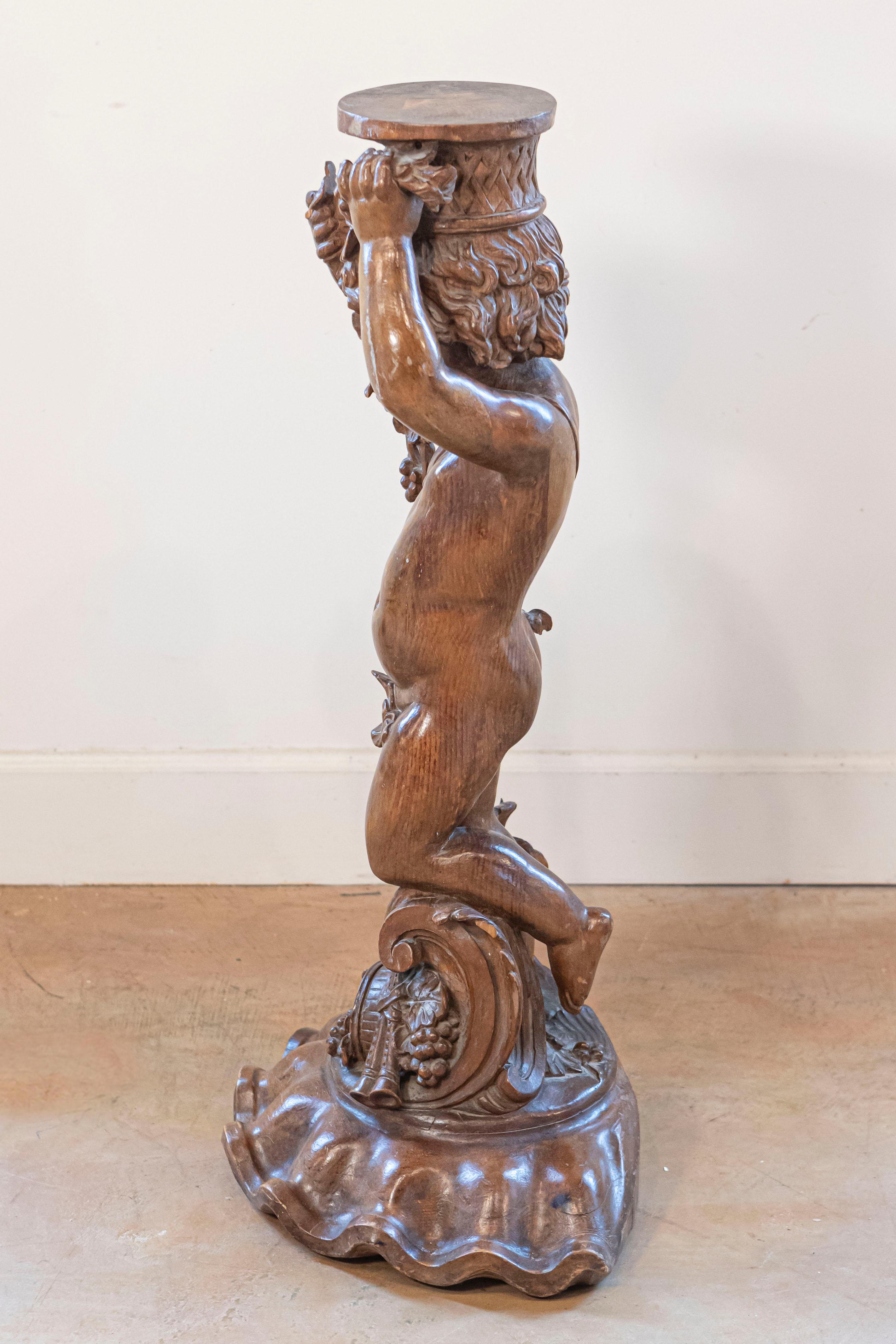 Français Sculpture en noyer sculpté des années 1860 représentant un putto portant un vase en vente