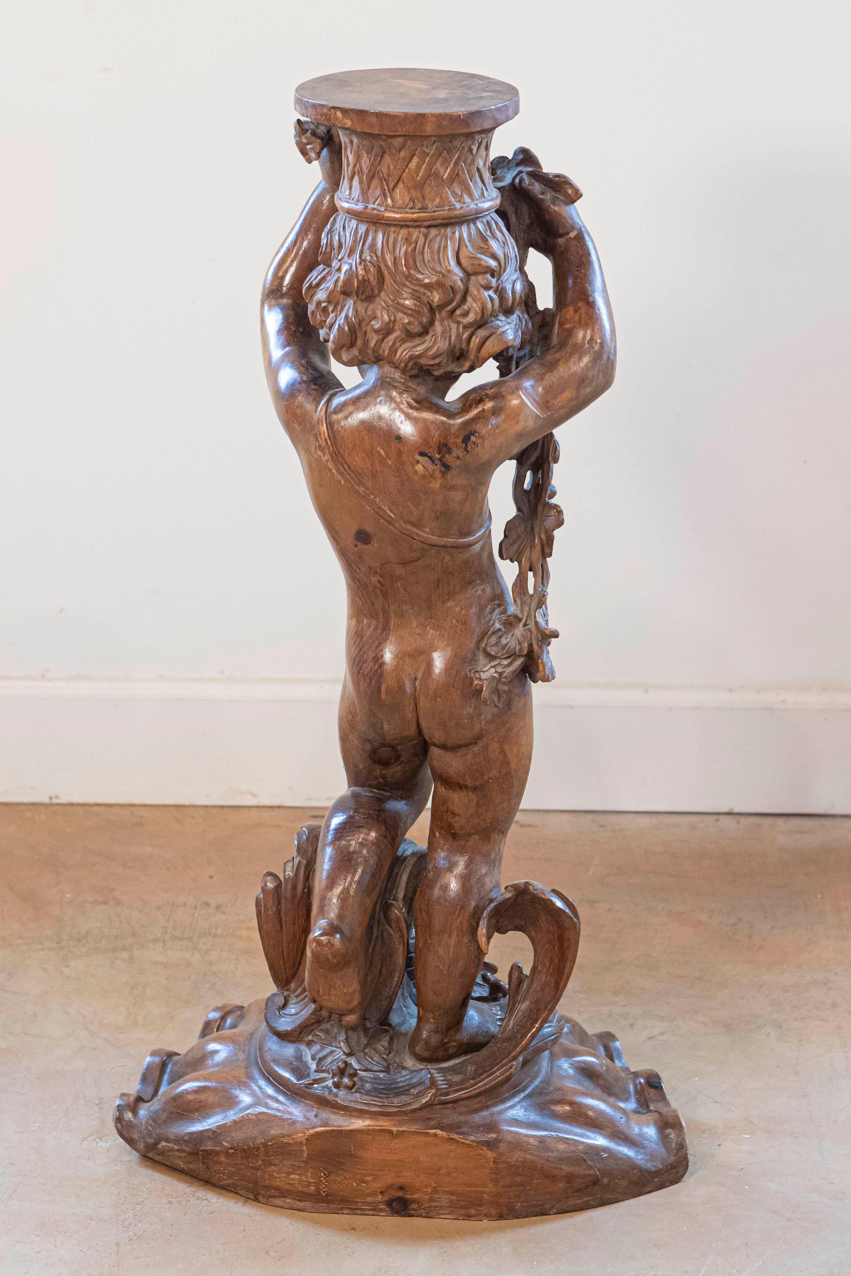 Sculpté Sculpture en noyer sculpté des années 1860 représentant un putto portant un vase en vente