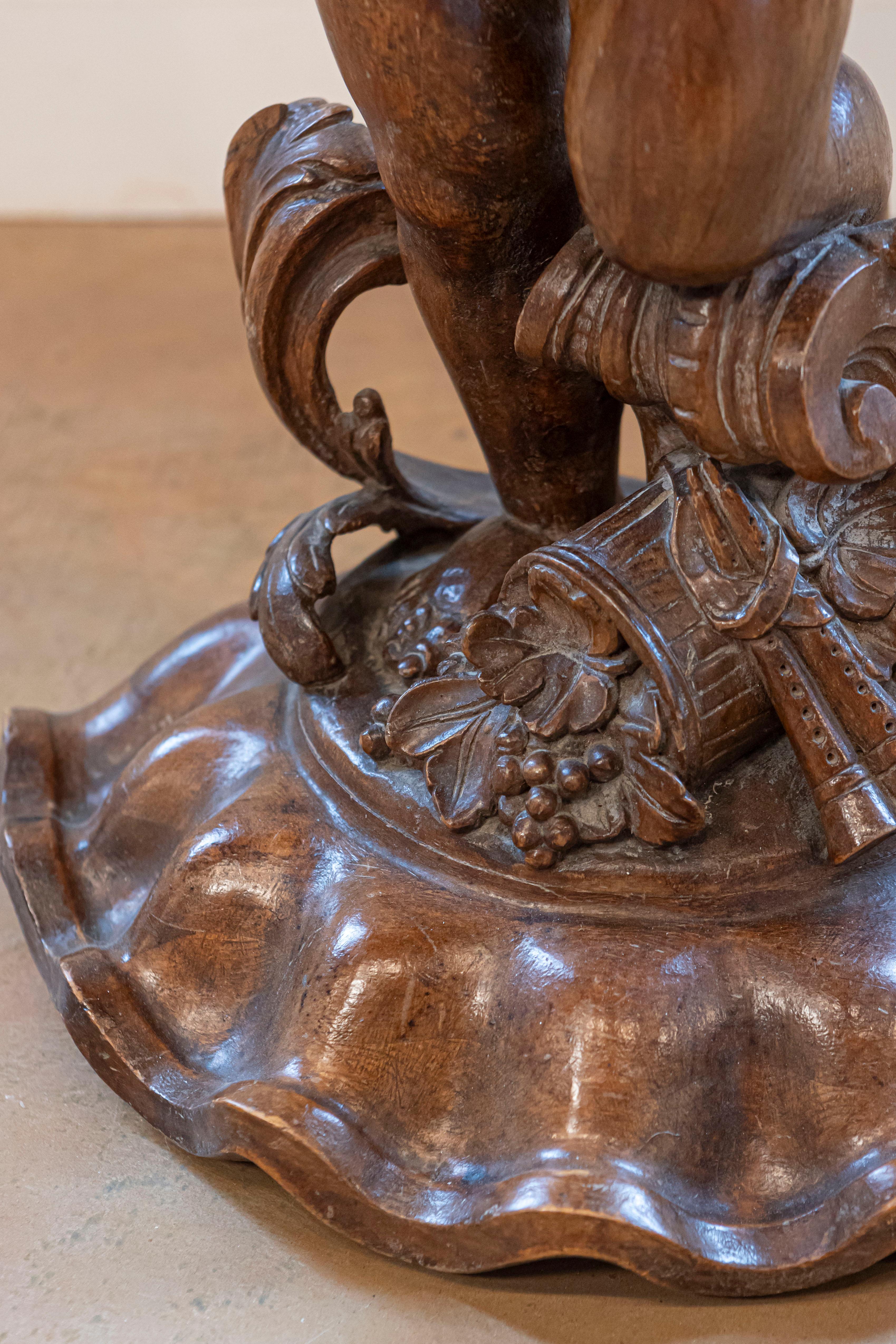 Sculpture en noyer sculpté des années 1860 représentant un putto portant un vase Bon état - En vente à Atlanta, GA