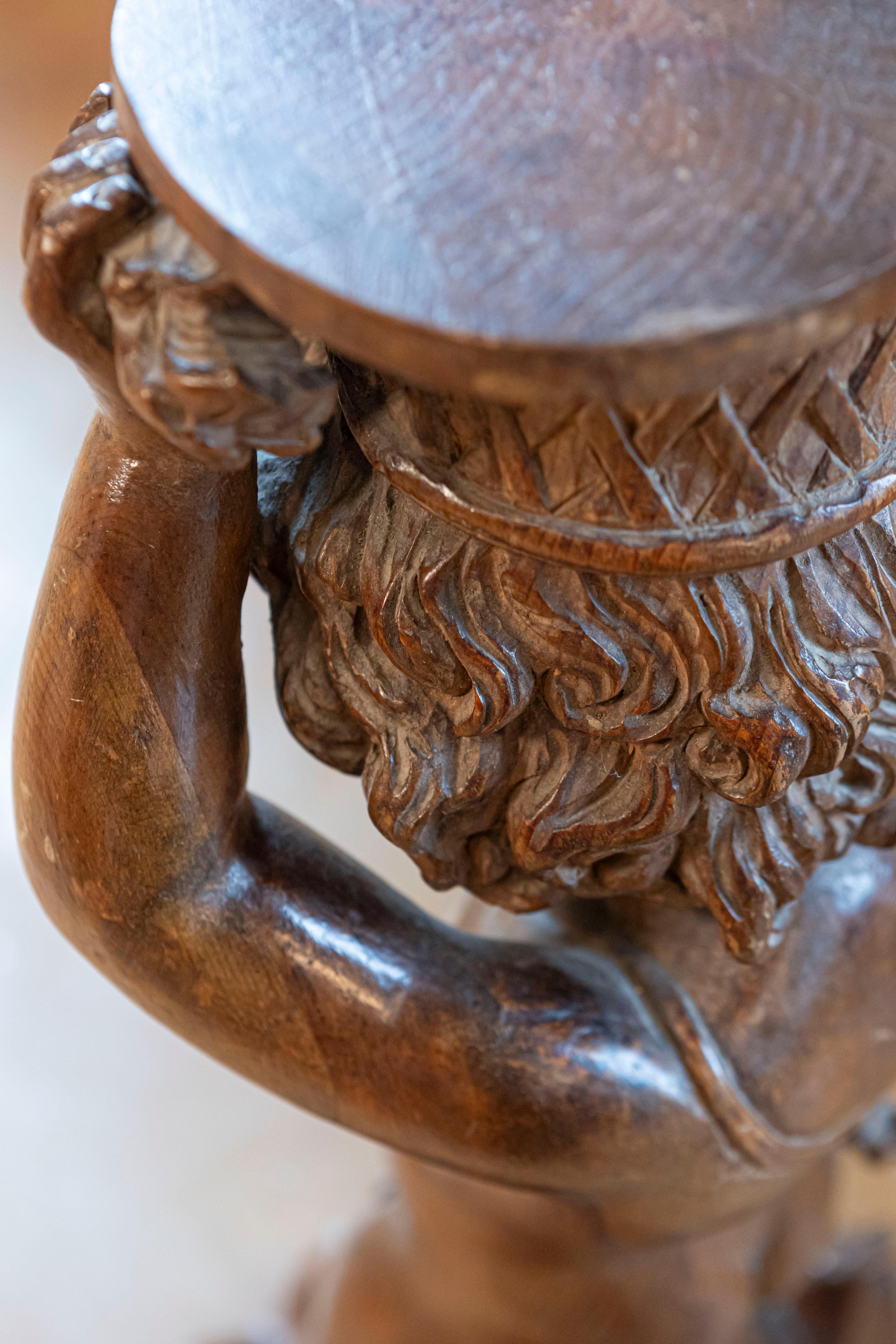 XIXe siècle Sculpture en noyer sculpté des années 1860 représentant un putto portant un vase en vente