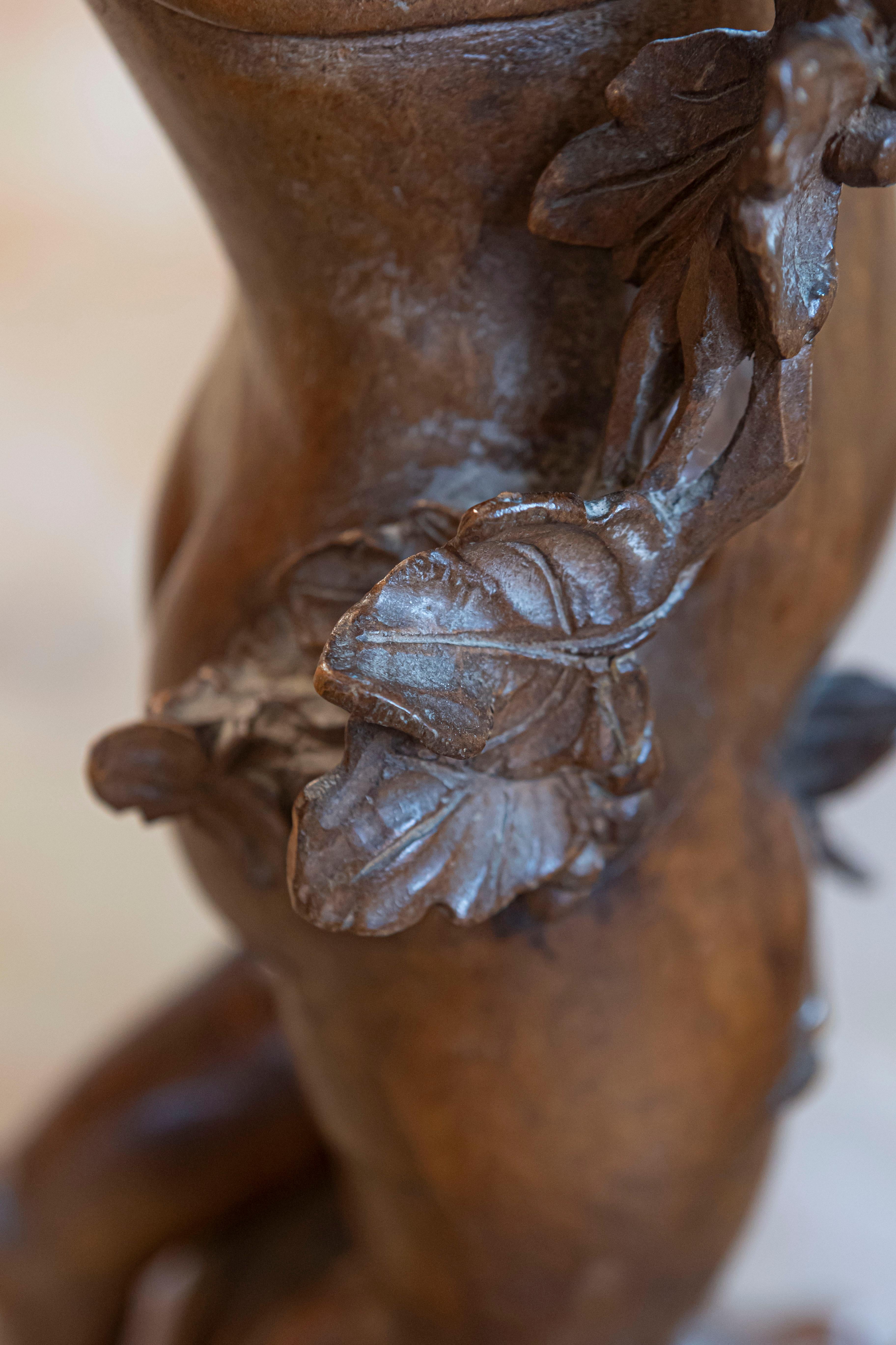 Noyer Sculpture en noyer sculpté des années 1860 représentant un putto portant un vase en vente