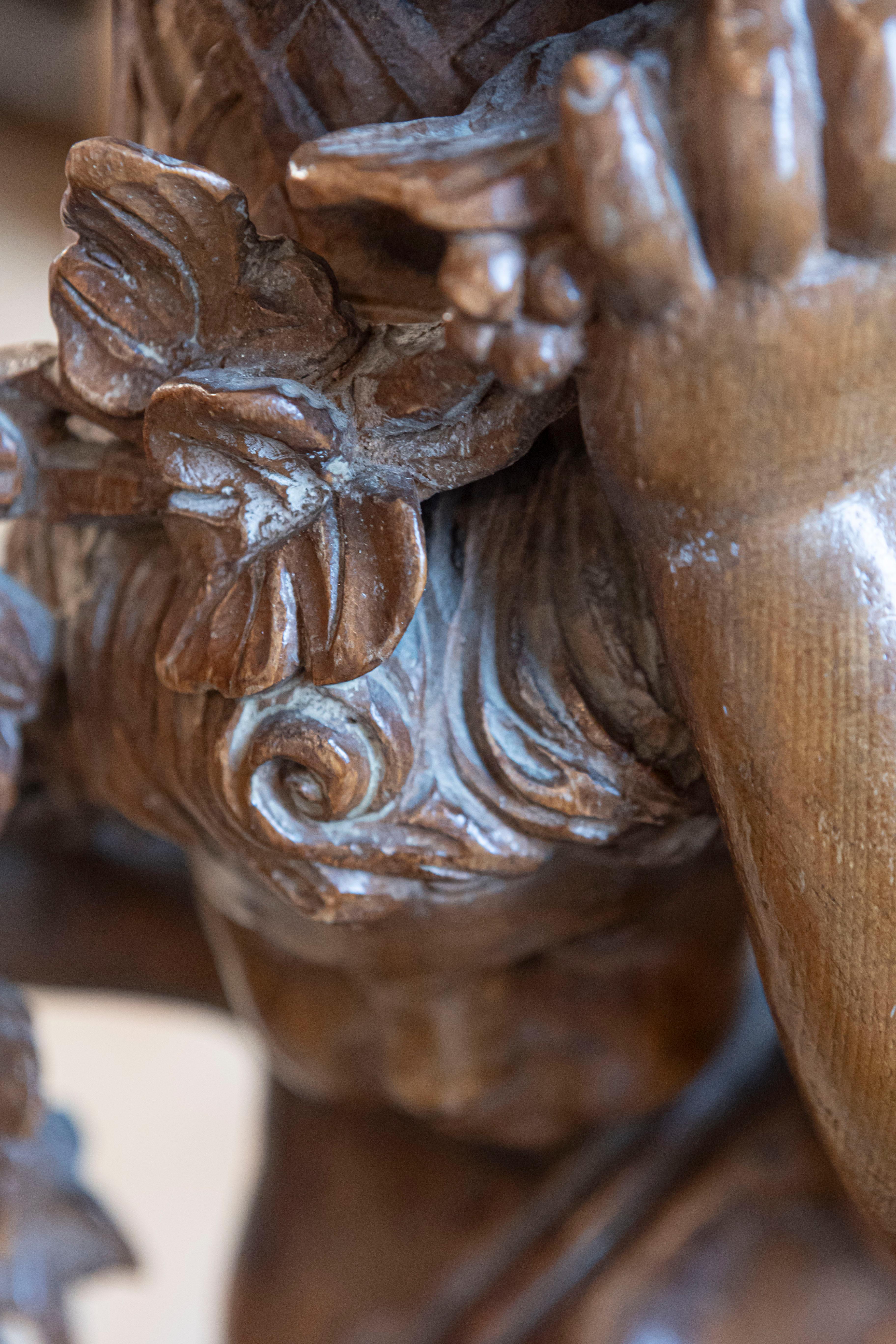 Sculpture en noyer sculpté des années 1860 représentant un putto portant un vase en vente 1
