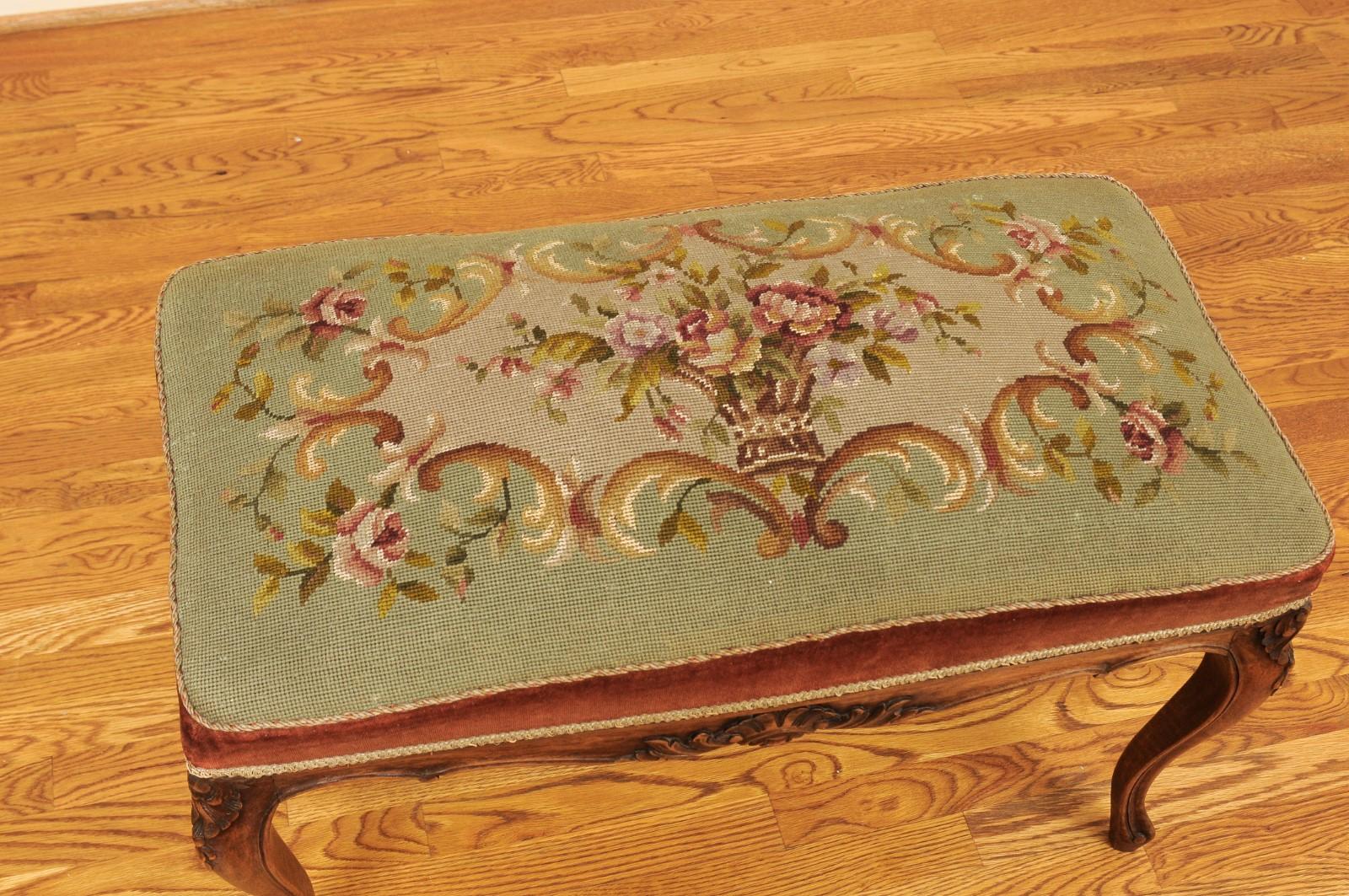 French Napoléon III 1860s Walnut Banquette with Original Needlepoint Tapestry 10