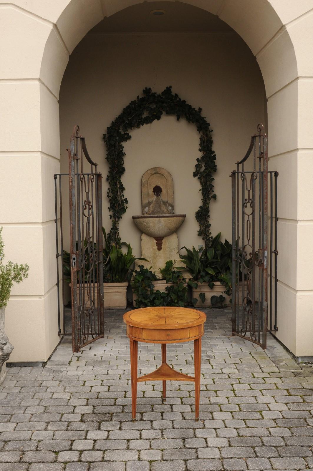 French Napoleon III 1860s Walnut Guéridon Side Table with Radiating Veneer In Good Condition For Sale In Atlanta, GA