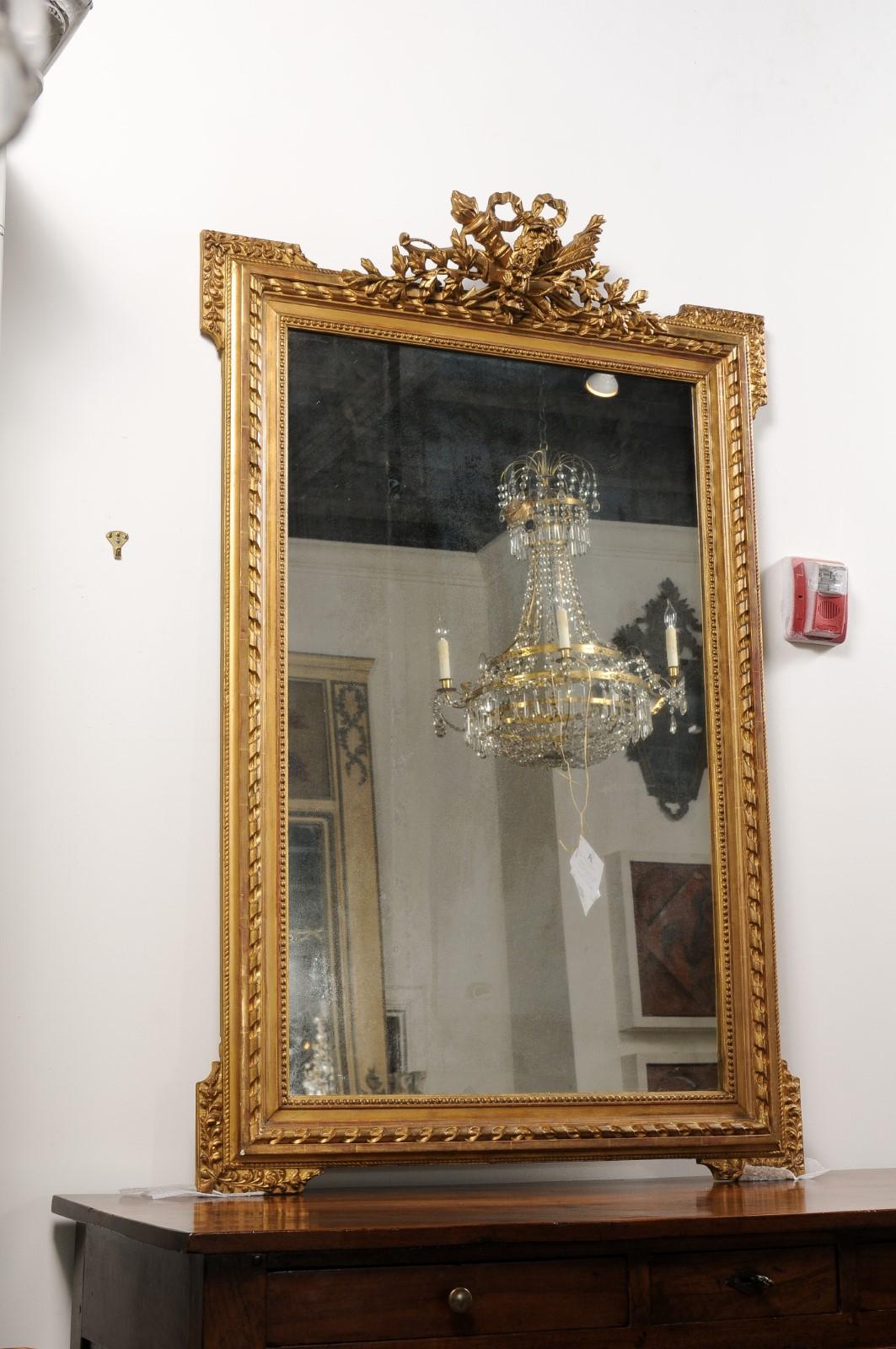 Miroir français Napoléon III 1870s en bois doré sculpté avec trophée de chasse en vente 7