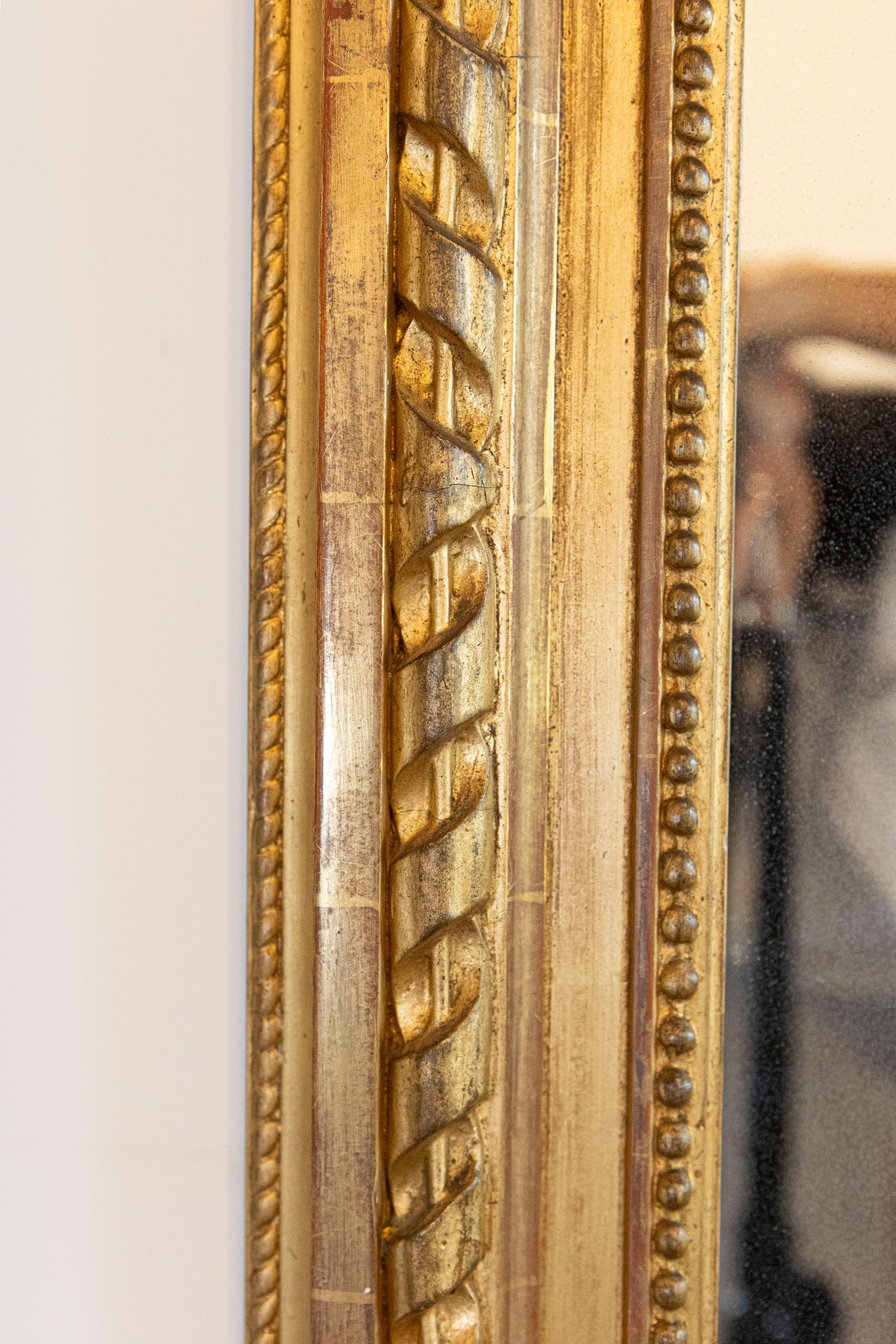 Intagliato Specchio in legno dorato intagliato di Napoléon III del 1870 con stemma del trofeo di caccia in vendita