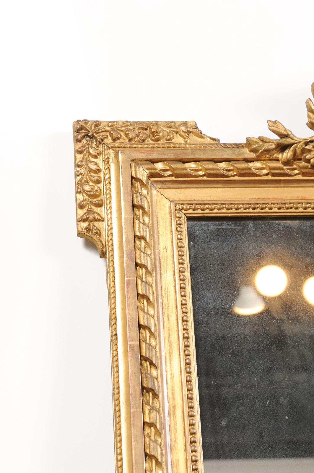 French Napoléon III 1870s Carved Giltwood Mirror with Hunting Trophy Crest For Sale 1