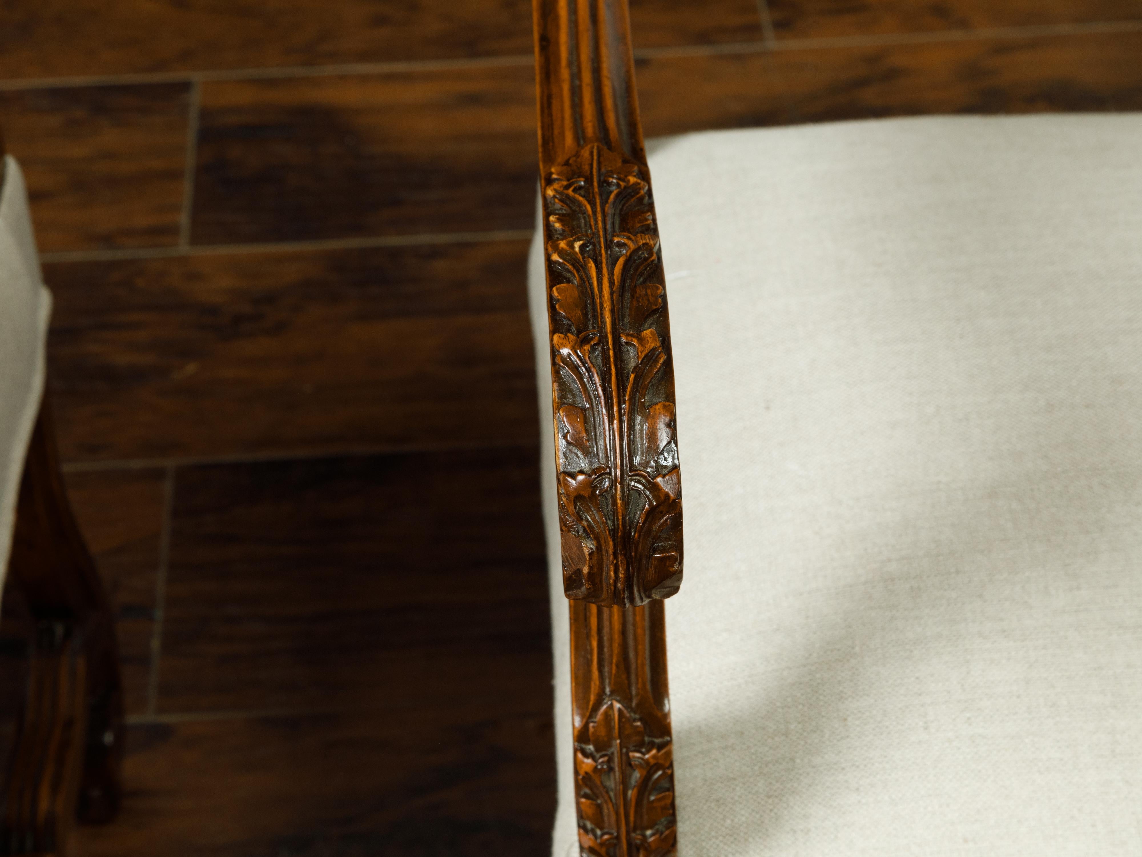 Französische gepolsterte Hocker aus Nussbaumholz mit verschnörkelten Akzenten, Napolon III, 1870er Jahre (19. Jahrhundert) im Angebot