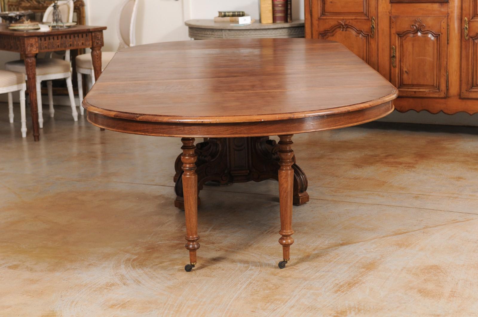 French Napoleon III 1880s Walnut Extension Dining Table with Four Leaves For Sale 3