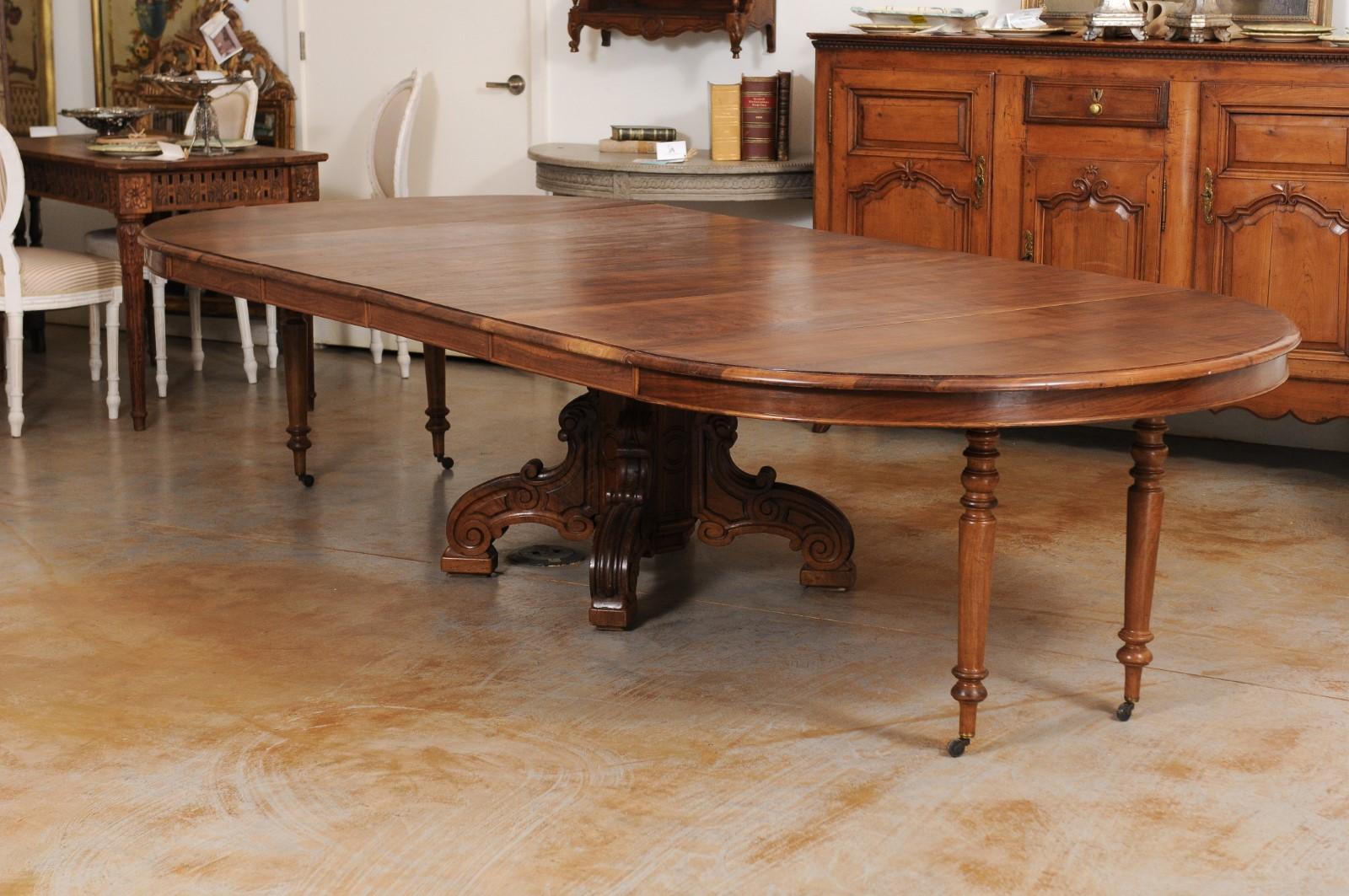 French Napoleon III 1880s Walnut Extension Dining Table with Four Leaves For Sale 4