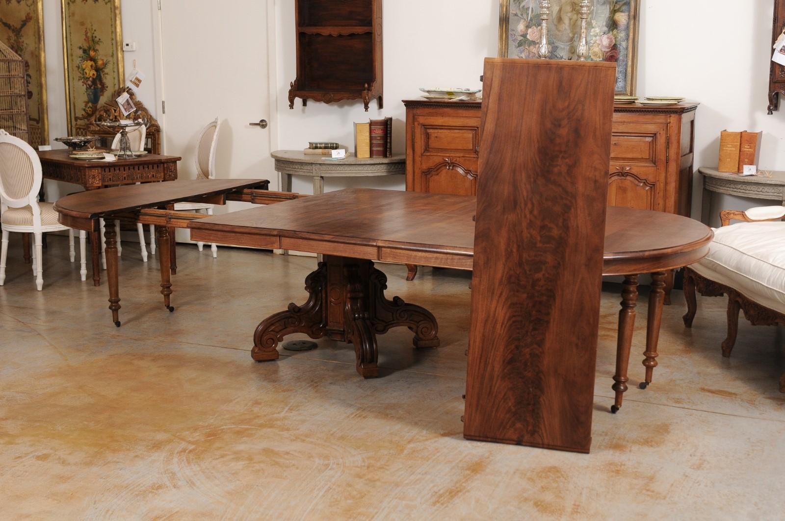 Table de salle à manger à rallonge française Napoléon III des années 1880 en noyer avec quatre feuilles 4