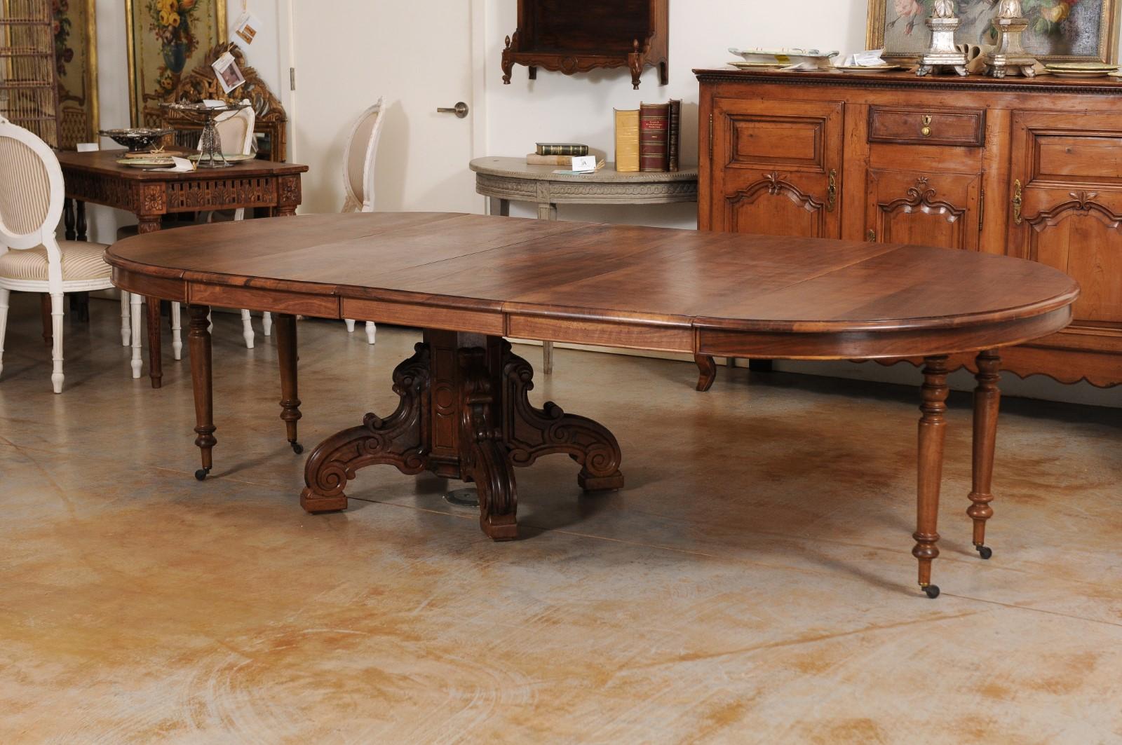 French Napoleon III 1880s Walnut Extension Dining Table with Four Leaves For Sale 7