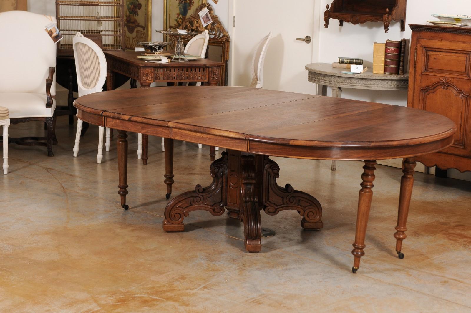 Table de salle à manger à rallonge française Napoléon III des années 1880 en noyer avec quatre feuilles 7