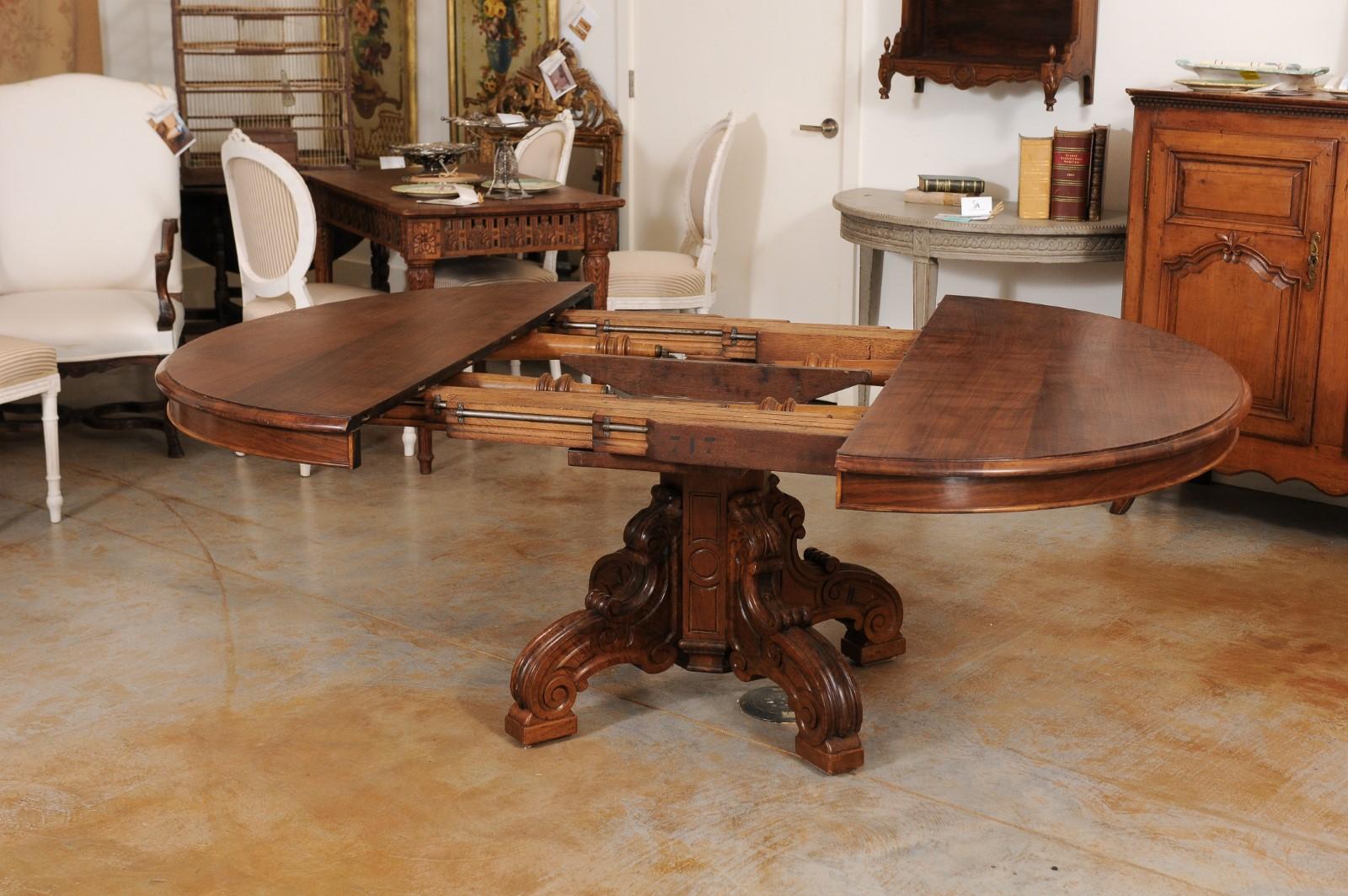 French Napoleon III 1880s Walnut Extension Dining Table with Four Leaves For Sale 10