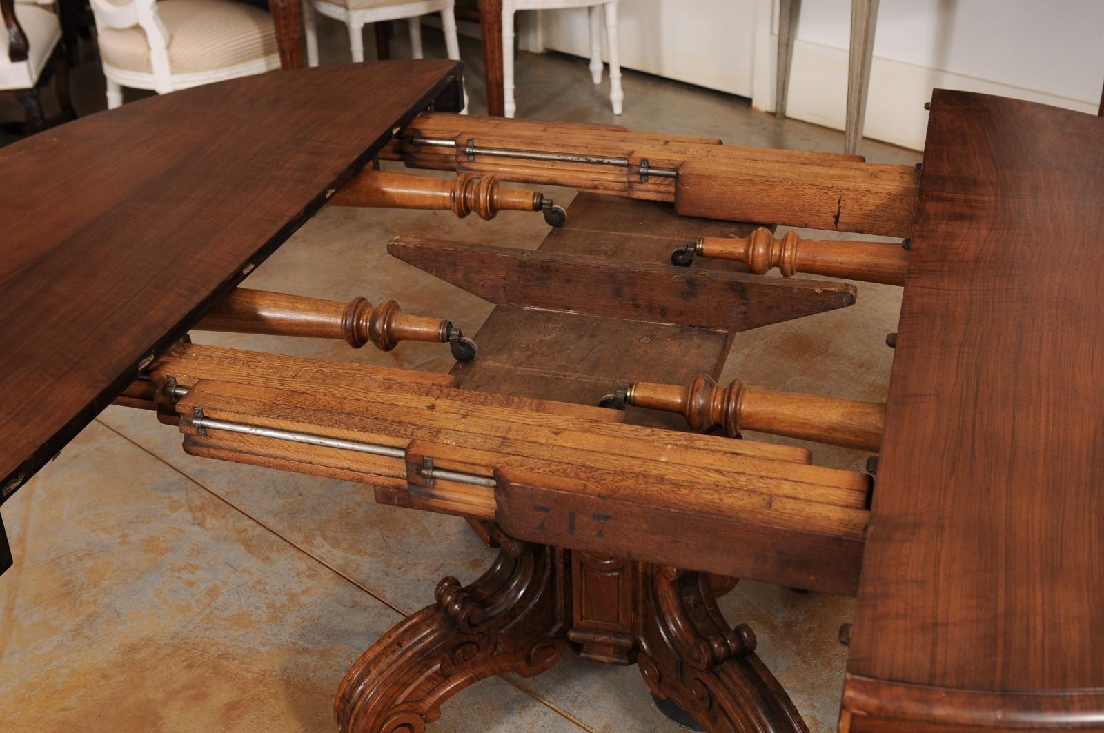 Table de salle à manger à rallonge française Napoléon III des années 1880 en noyer avec quatre feuilles 10