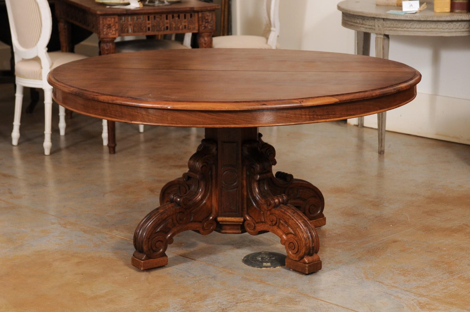 French Napoleon III 1880s Walnut Extension Dining Table with Four Leaves For Sale 12