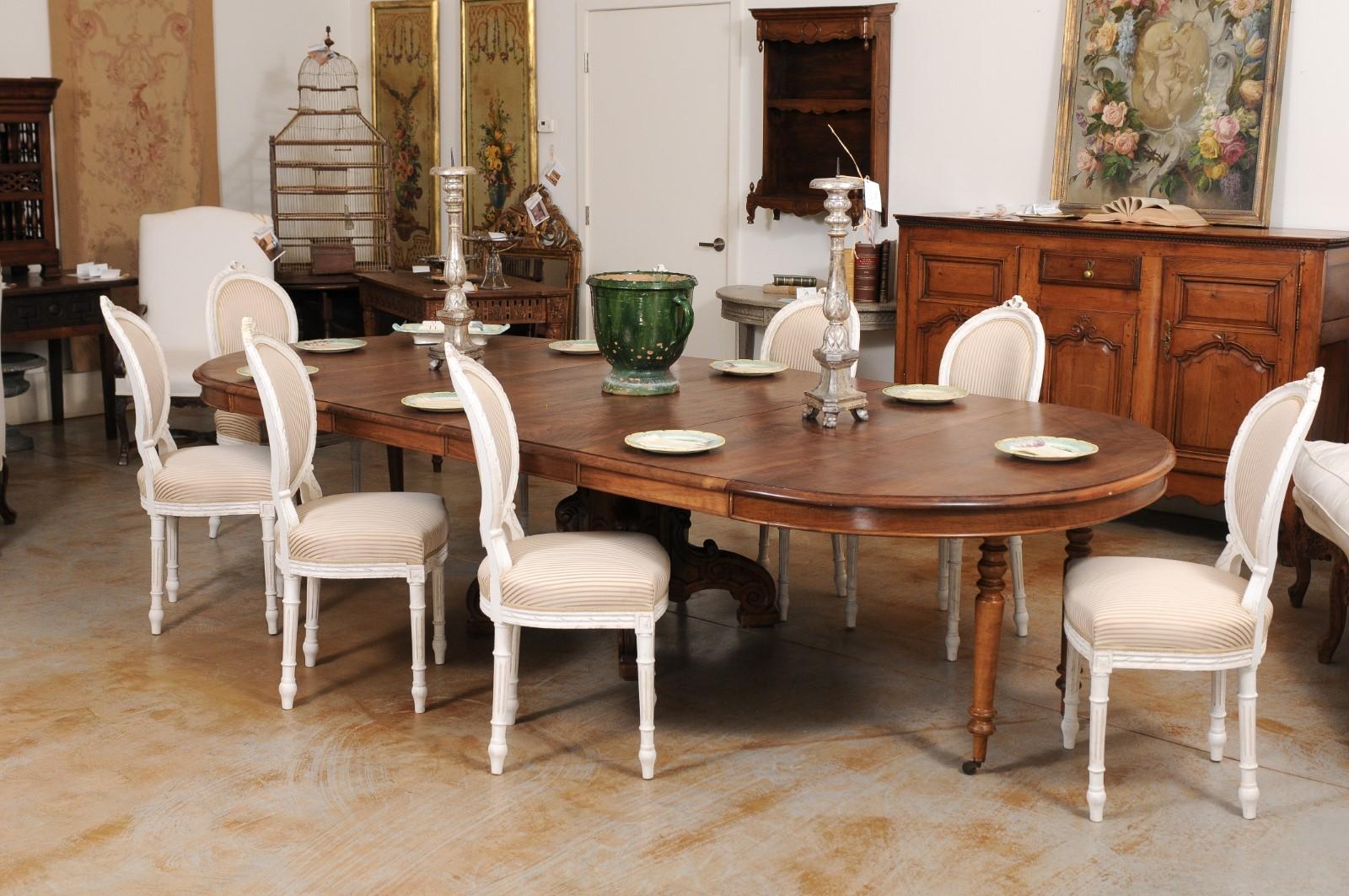 Table de salle à manger à rallonge Napoléon III en noyer de la fin du 19e siècle, avec des pieds sculptés et tournés et des feuilles ajoutées plus tard. Créée en France au cours du dernier quart du XIXe siècle, cette table à manger Napoléon III en