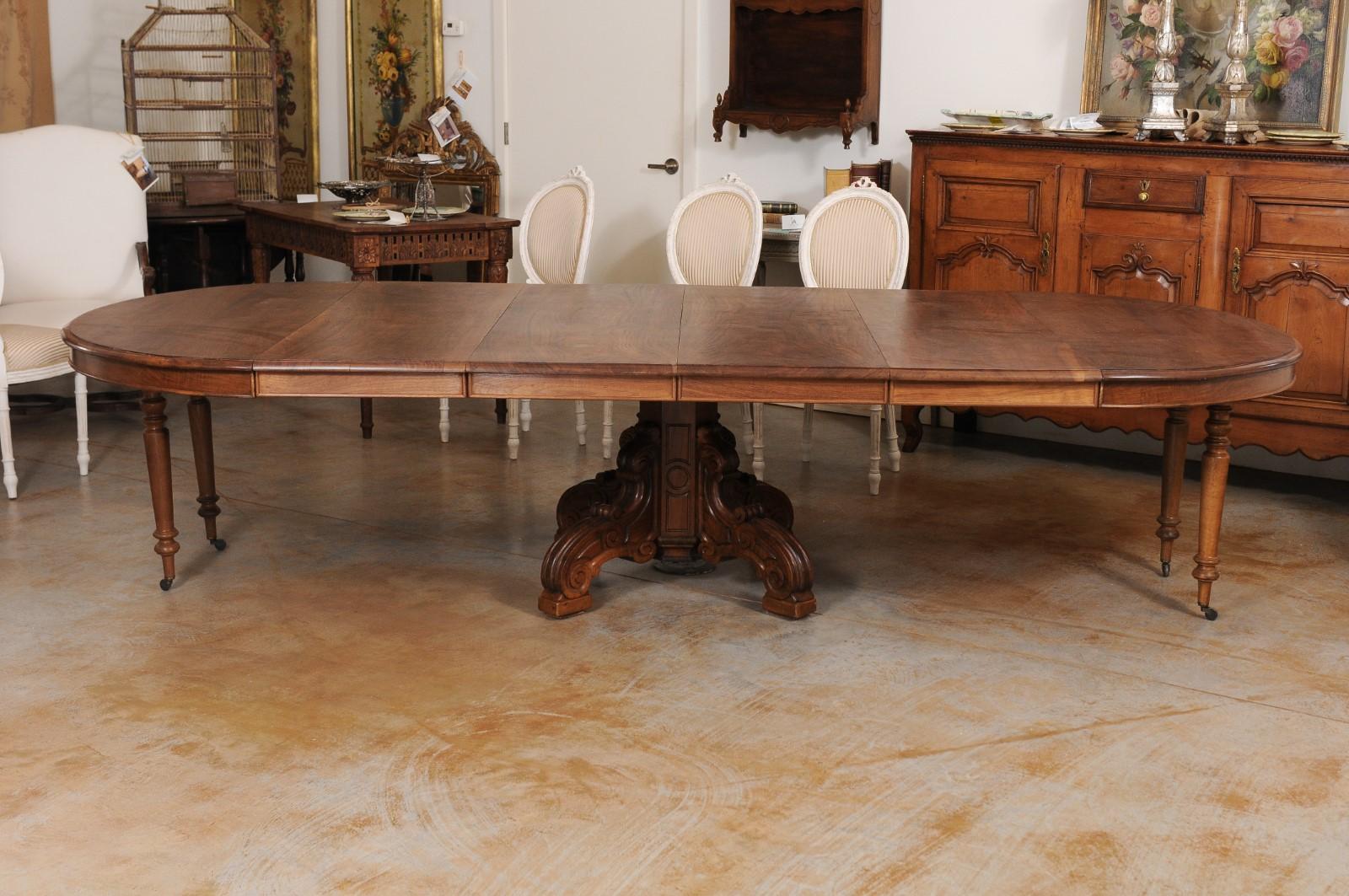 French Napoleon III 1880s Walnut Extension Dining Table with Four Leaves In Good Condition For Sale In Atlanta, GA