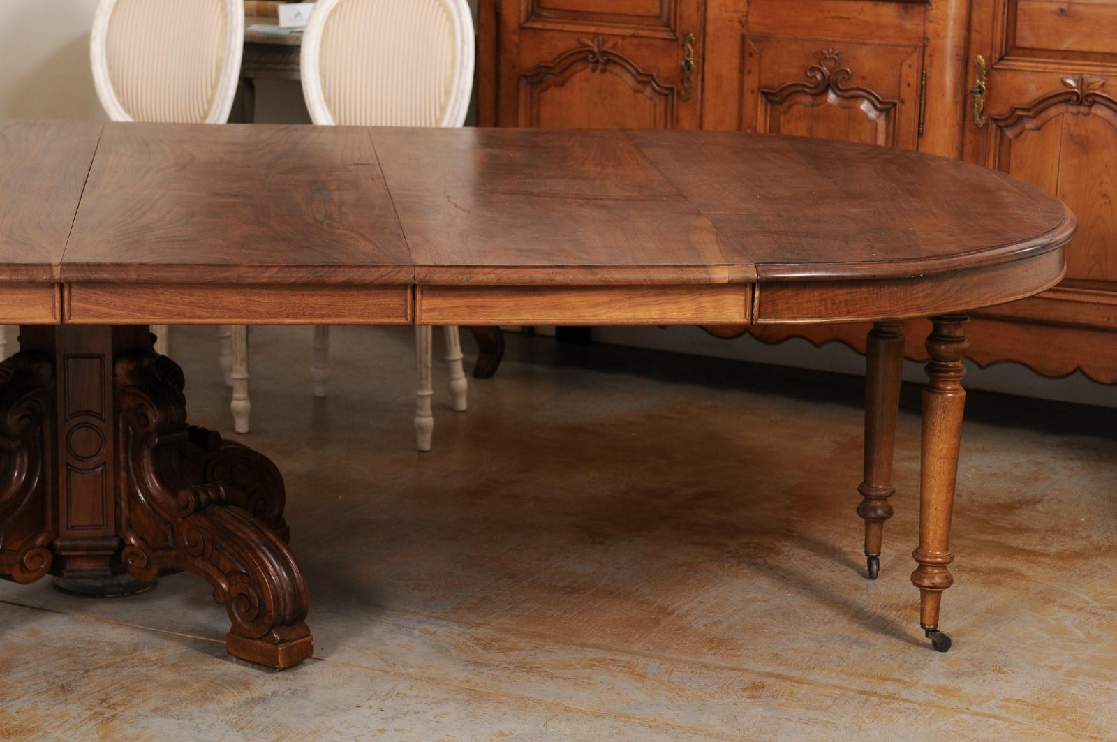 19th Century French Napoleon III 1880s Walnut Extension Dining Table with Four Leaves For Sale